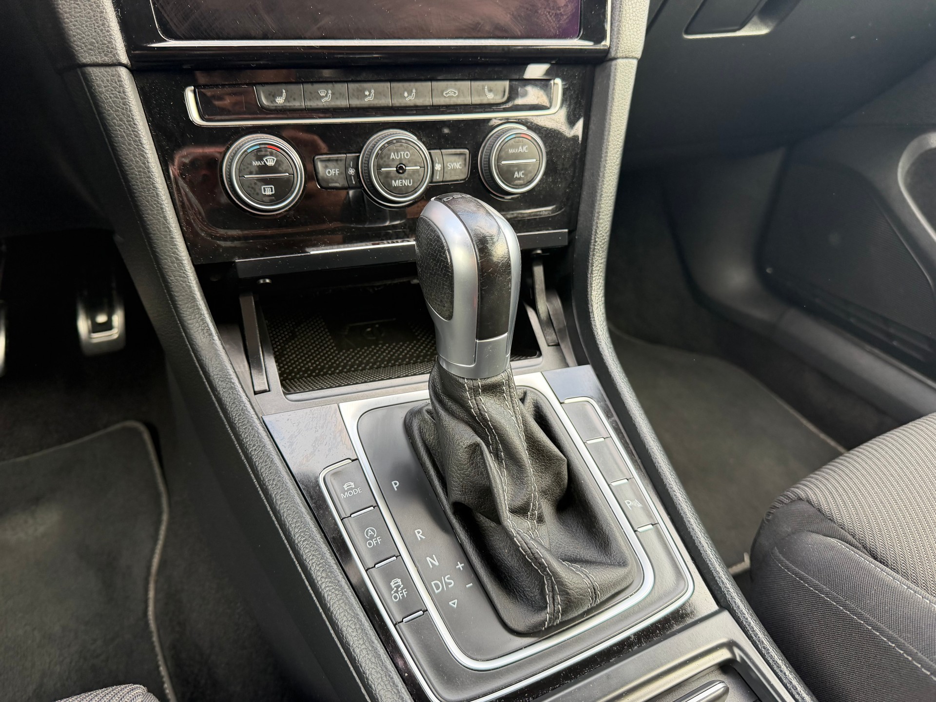 VW Golf 2.0 TSI R 4Motion DSG-image-14