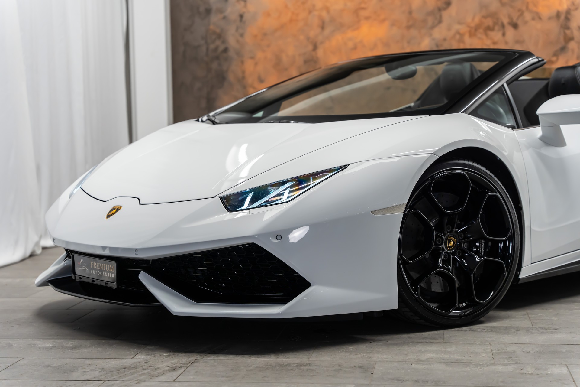 LAMBORGHINI LP610-4 Spyder DCT *CH-Fahrzeug*Alcantara*Keramik*Lift*-image-2