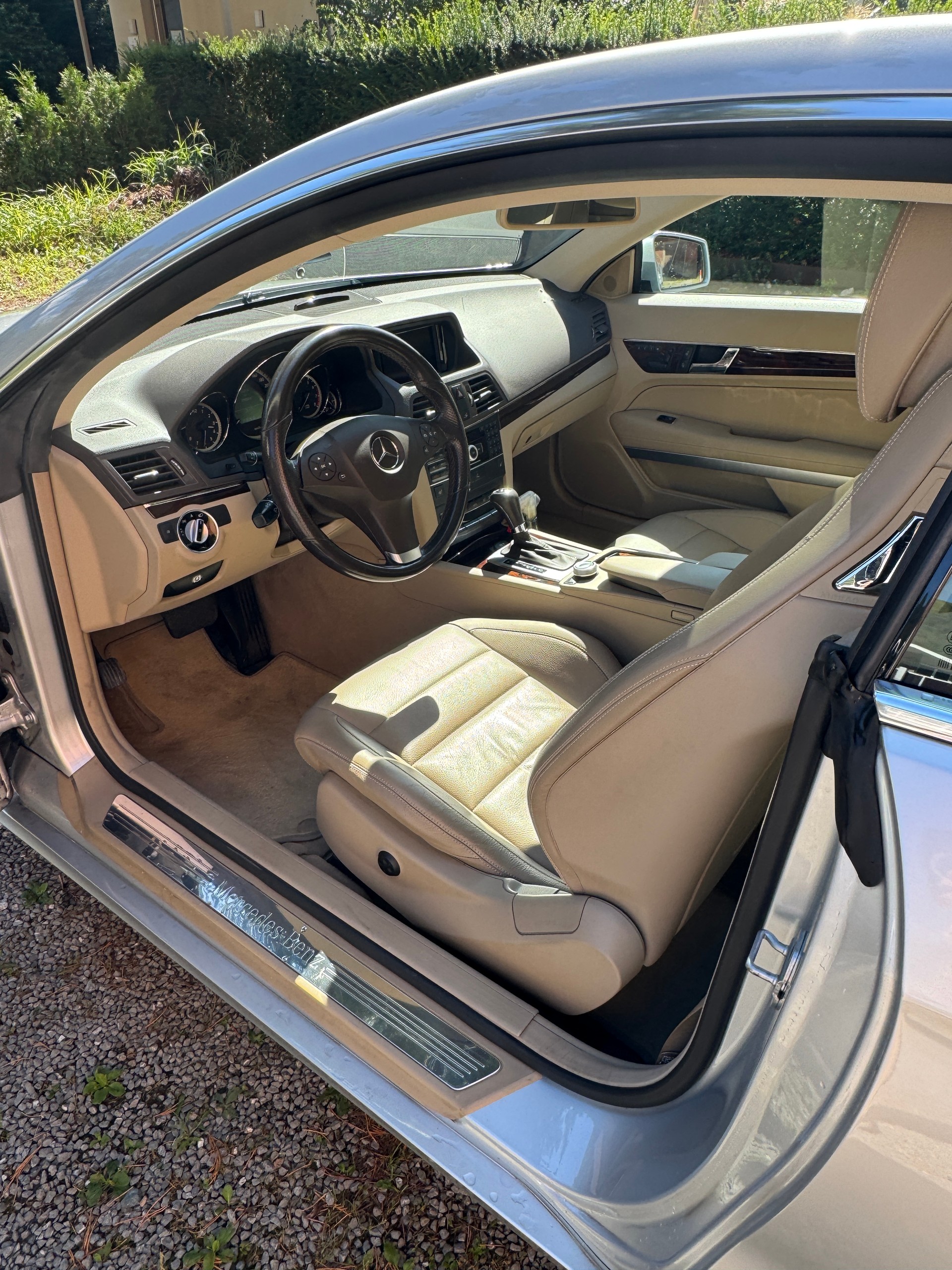 MERCEDES-BENZ E 250 CGI BlueEfficiency Automatic-image-12