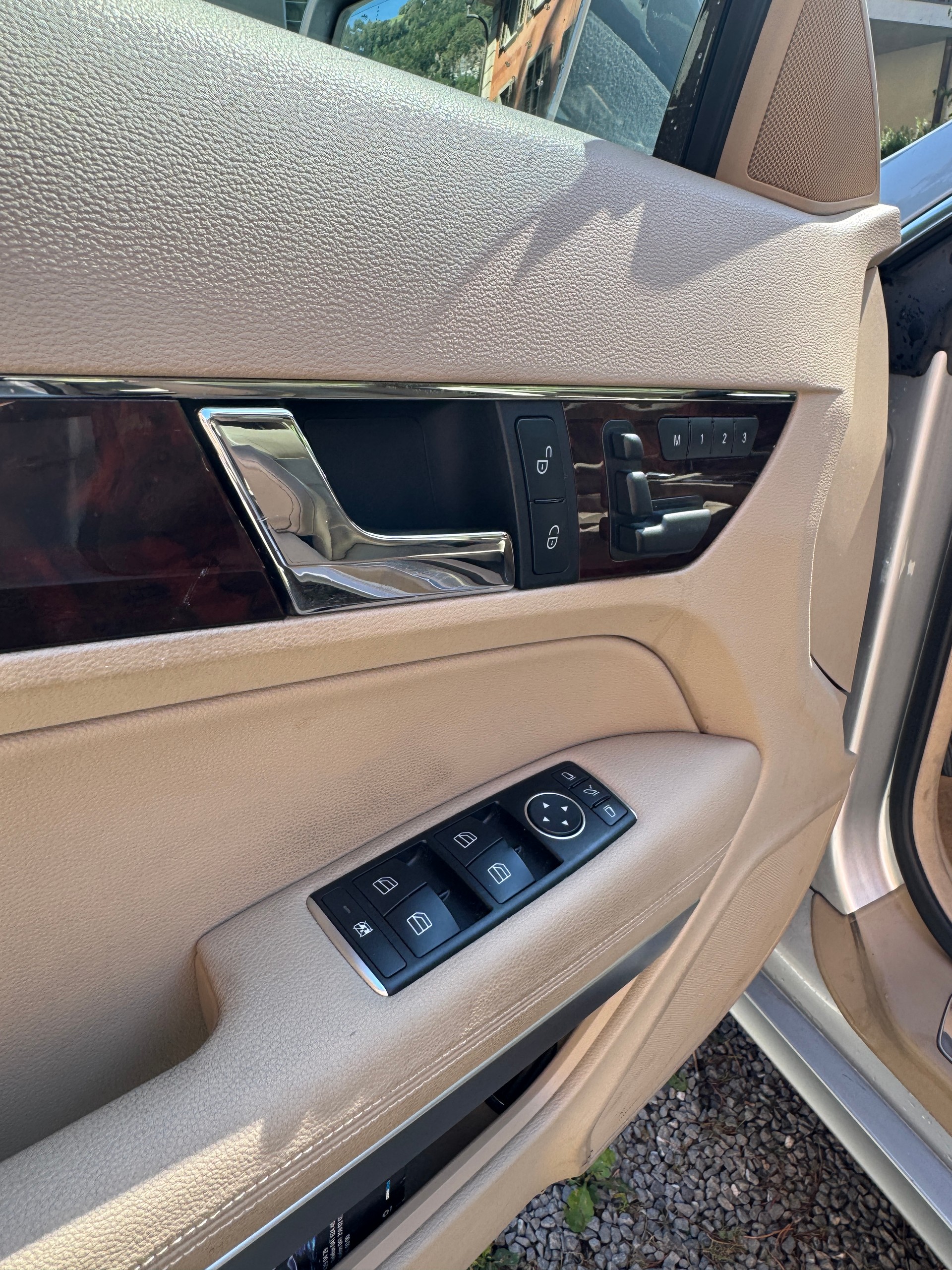 MERCEDES-BENZ E 250 CGI BlueEfficiency Automatic-image-4