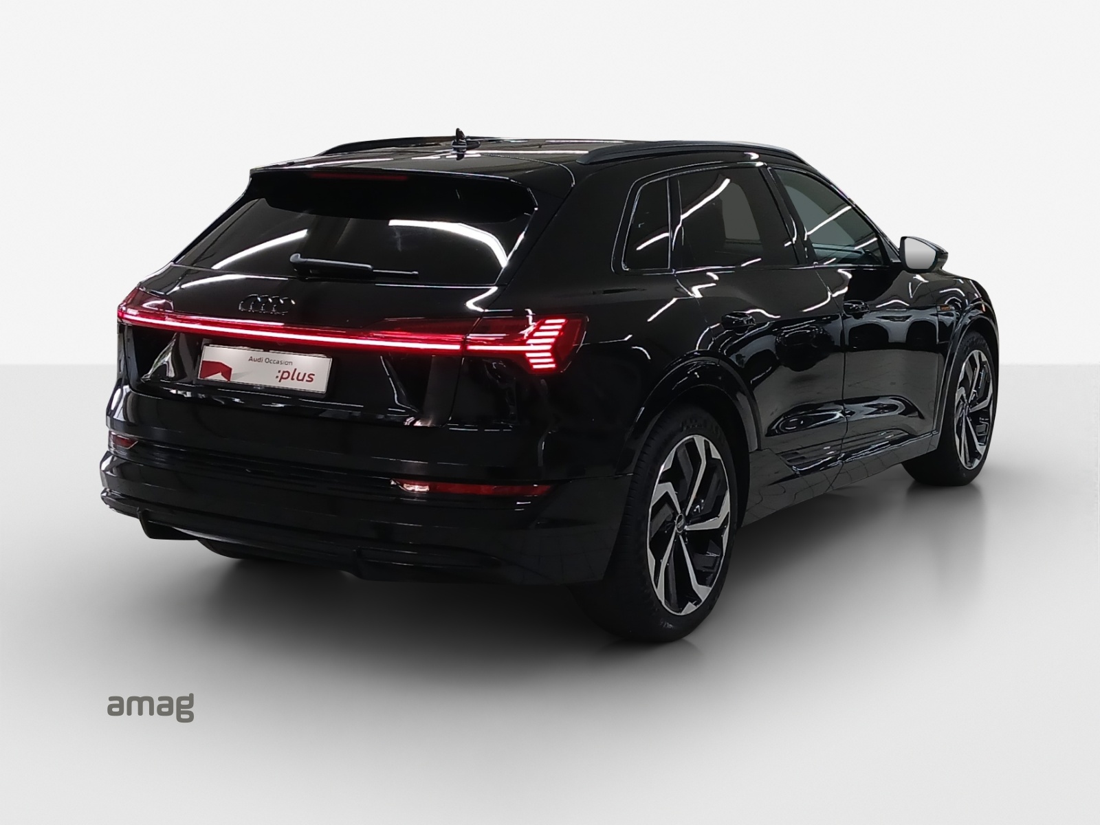 AUDI e-tron 55 S Line Black Edition quattro-image-4