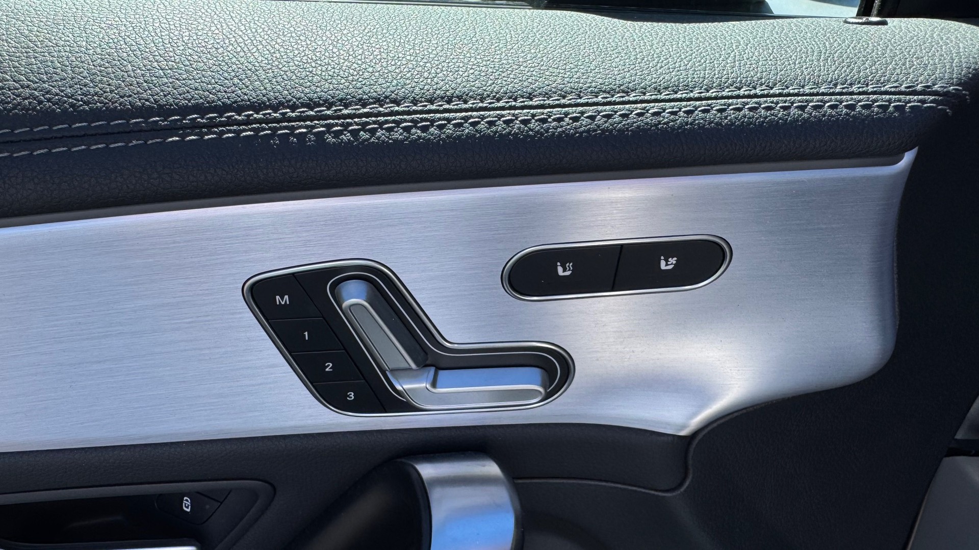 MERCEDES-BENZ A 35 AMG 4Matic Speedshift-image-14