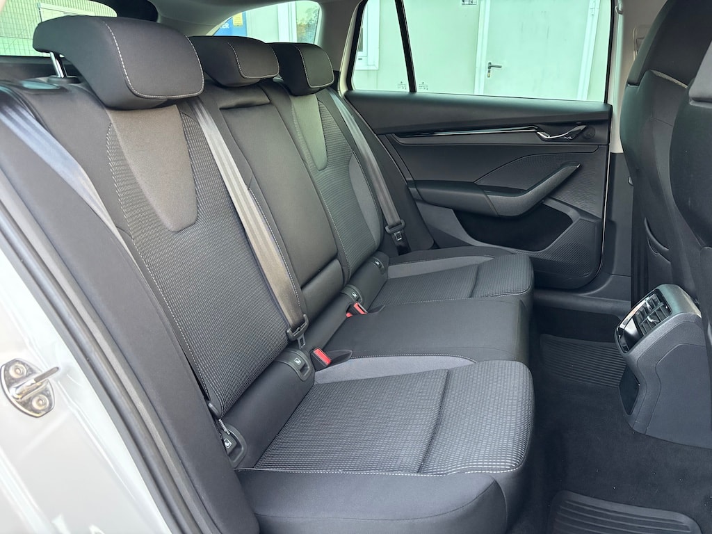 SKODA Octavia Combi 2.0 TDI DSG Ambition 4x4-image-16