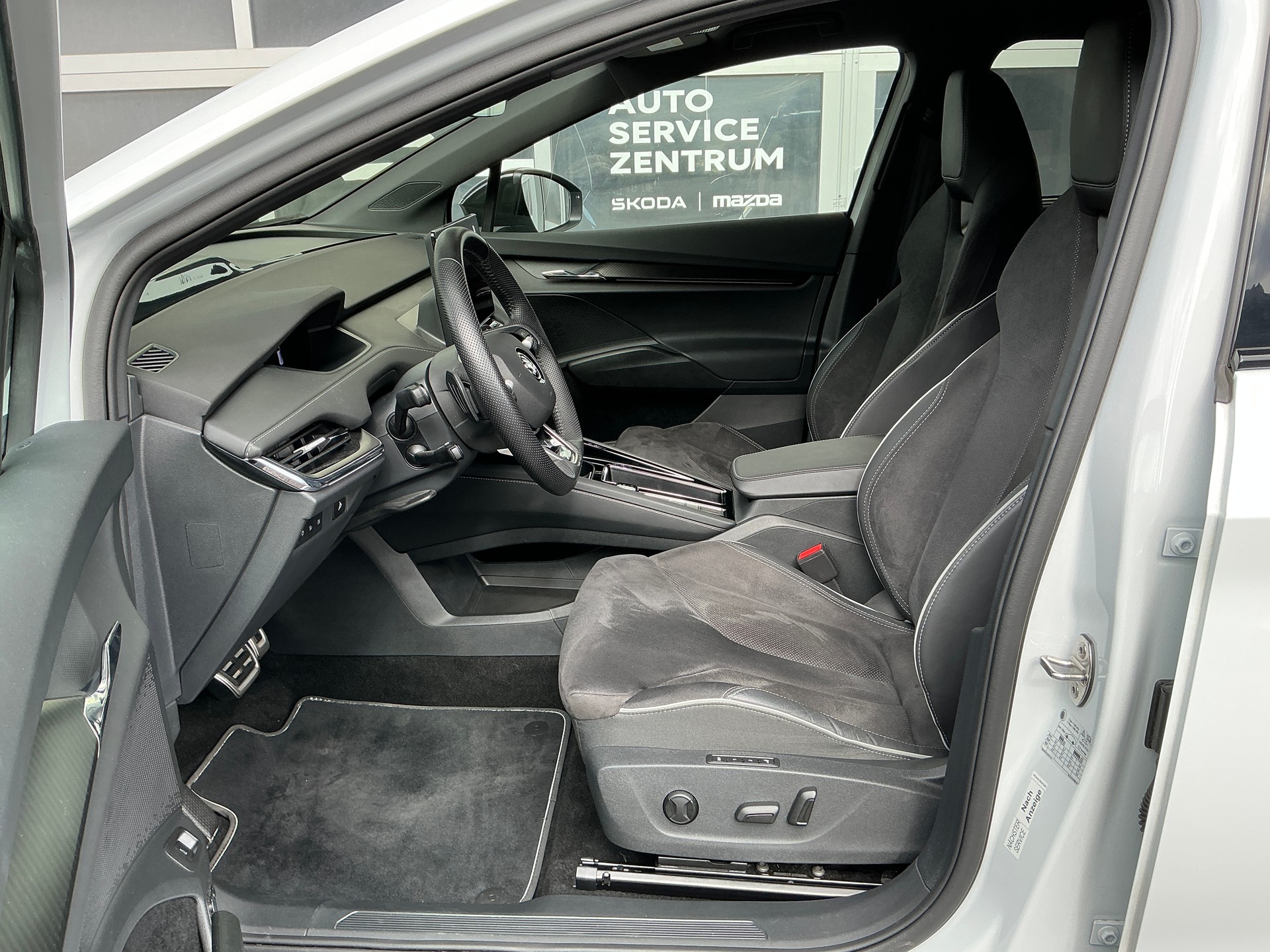 SKODA Enyaq 85x SportLine-image-10