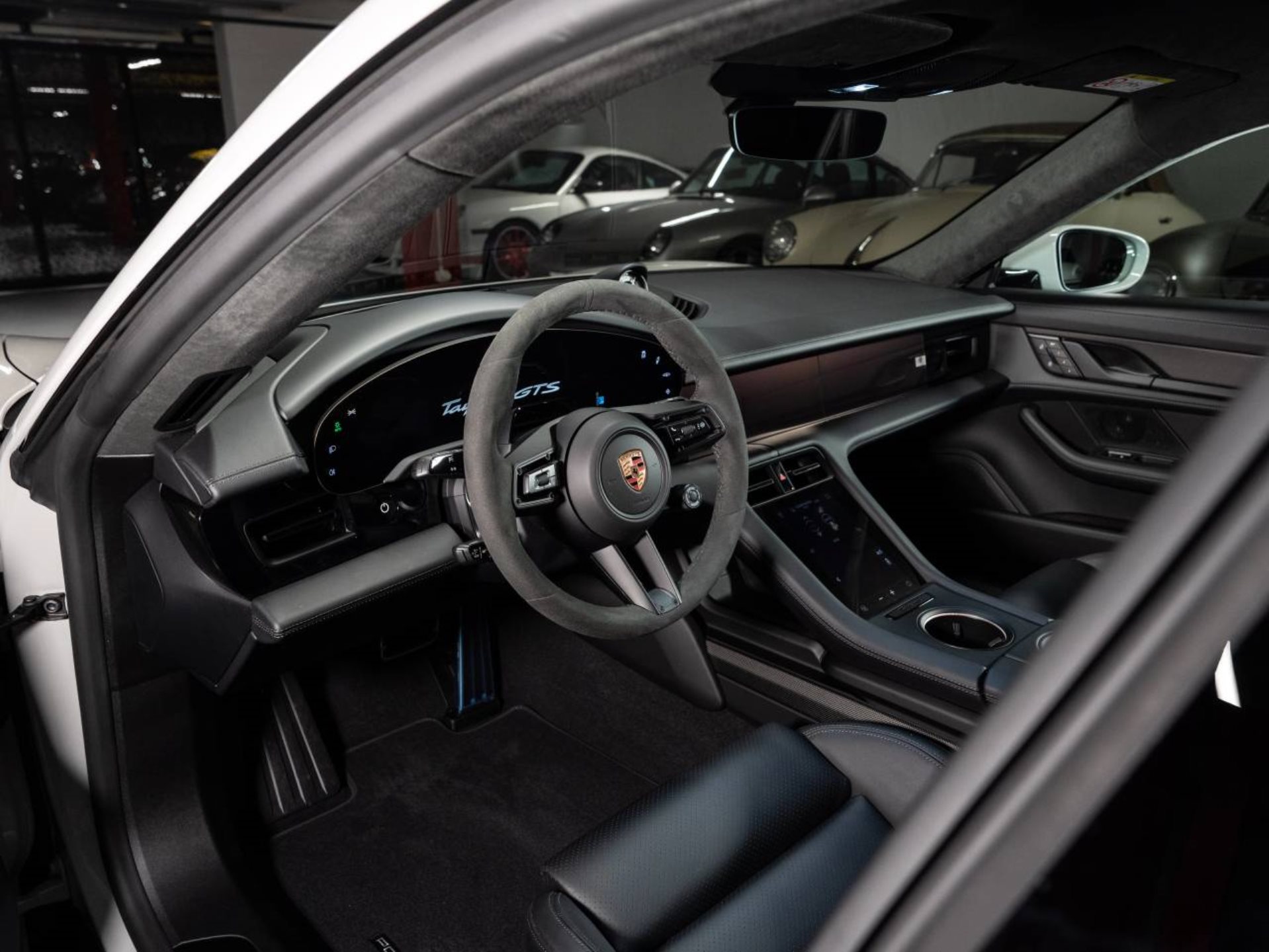 PORSCHE Taycan GTS Sport Turismo-showroom-element-3
