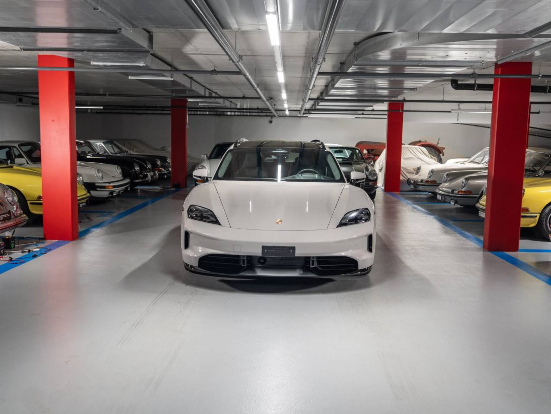 PORSCHE Taycan GTS Sport Turismo-showroom-element-1