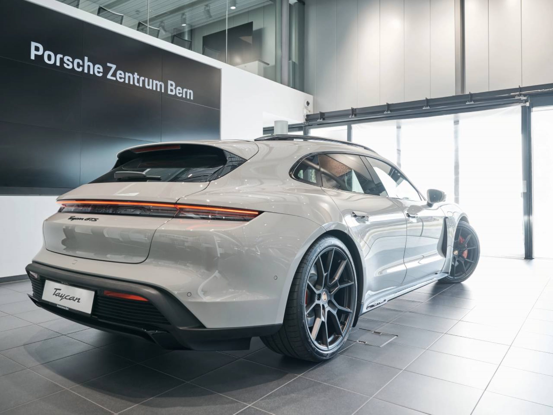PORSCHE Taycan GTS Sport Turismo-showroom-element-2