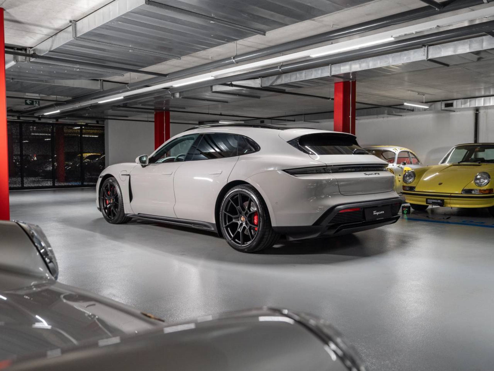 PORSCHE Taycan GTS Sport Turismo-showroom-element-2