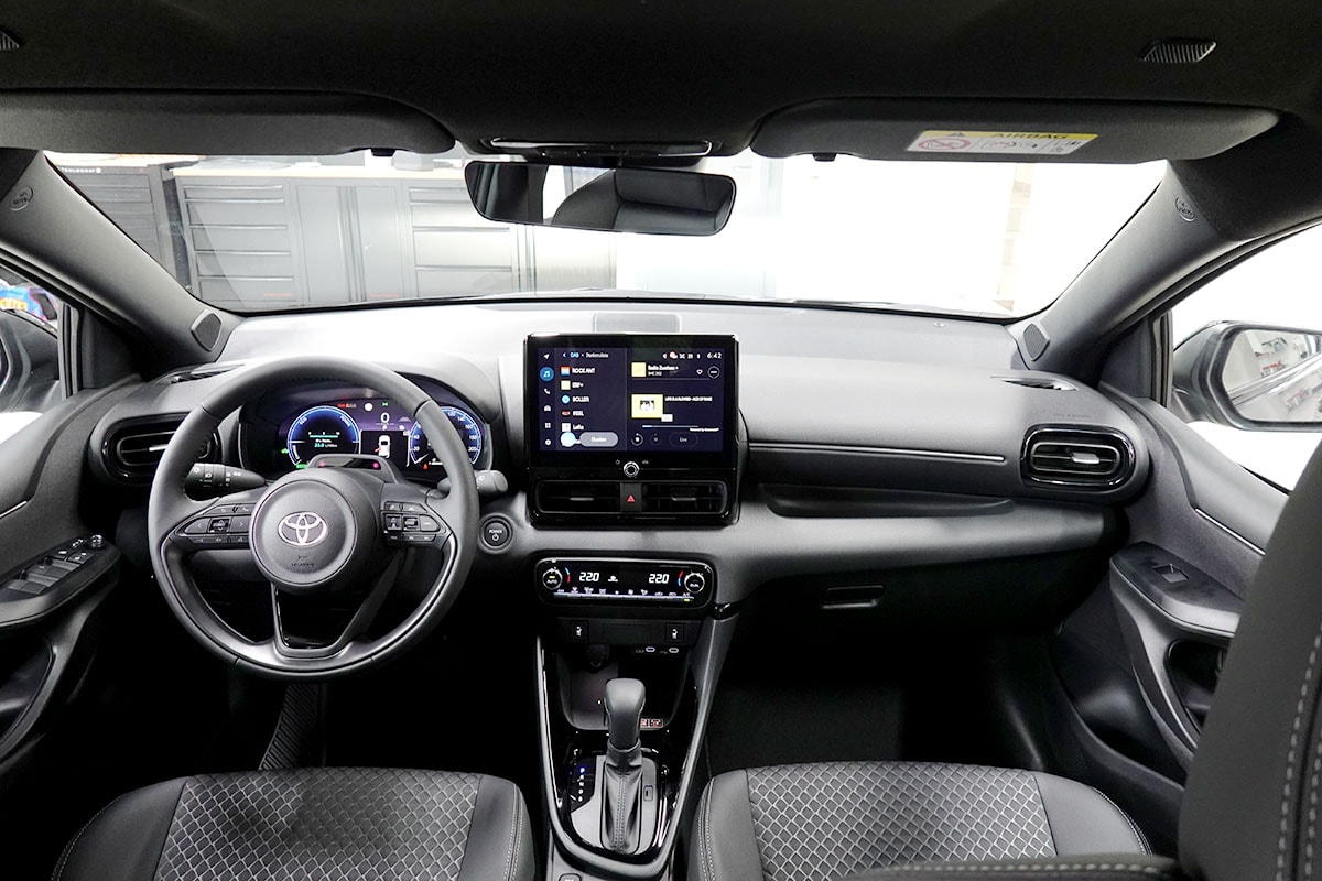 TOYOTA Yaris 1.5 Premium e-CVT, Bitone-image-7