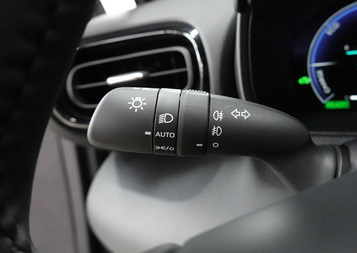 TOYOTA Yaris 1.5 Premium e-CVT, Bitone-image-14