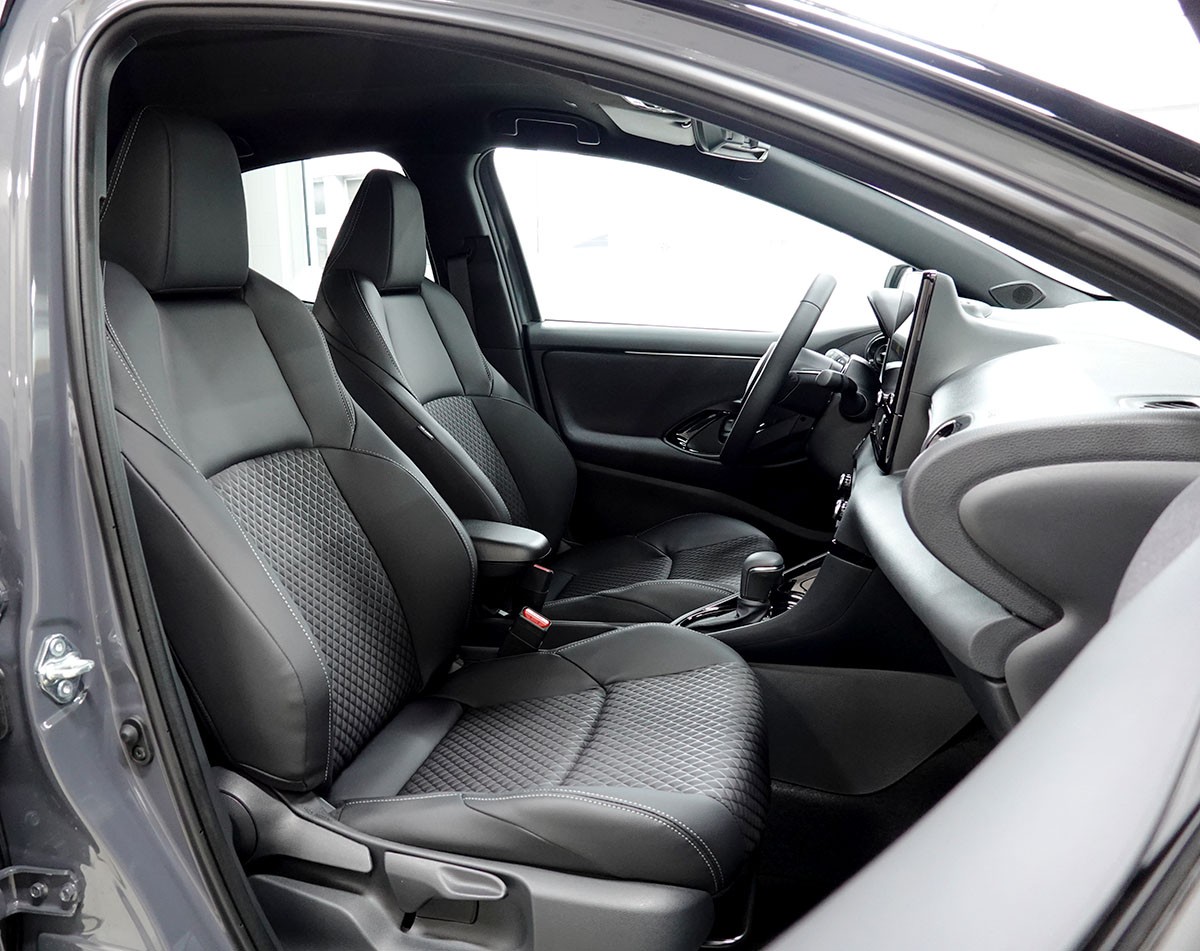TOYOTA Yaris 1.5 Premium e-CVT, Bitone-image-3