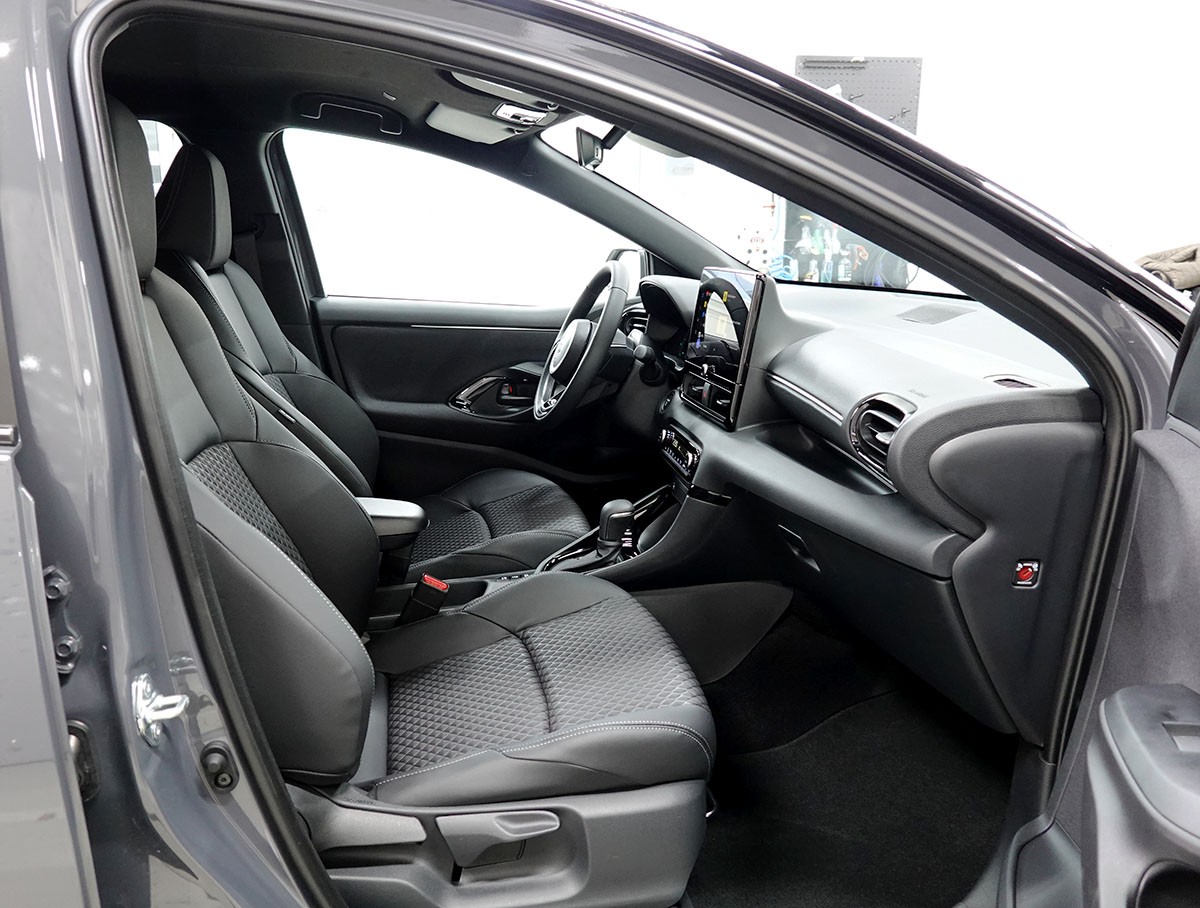 TOYOTA Yaris 1.5 Premium e-CVT, Bitone-image-4