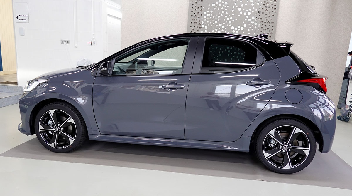 TOYOTA Yaris 1.5 Premium e-CVT, Bitone-image-1