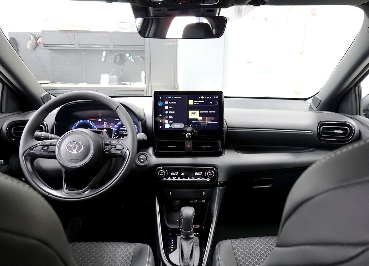 TOYOTA Yaris 1.5 Premium e-CVT, Bitone-image-8