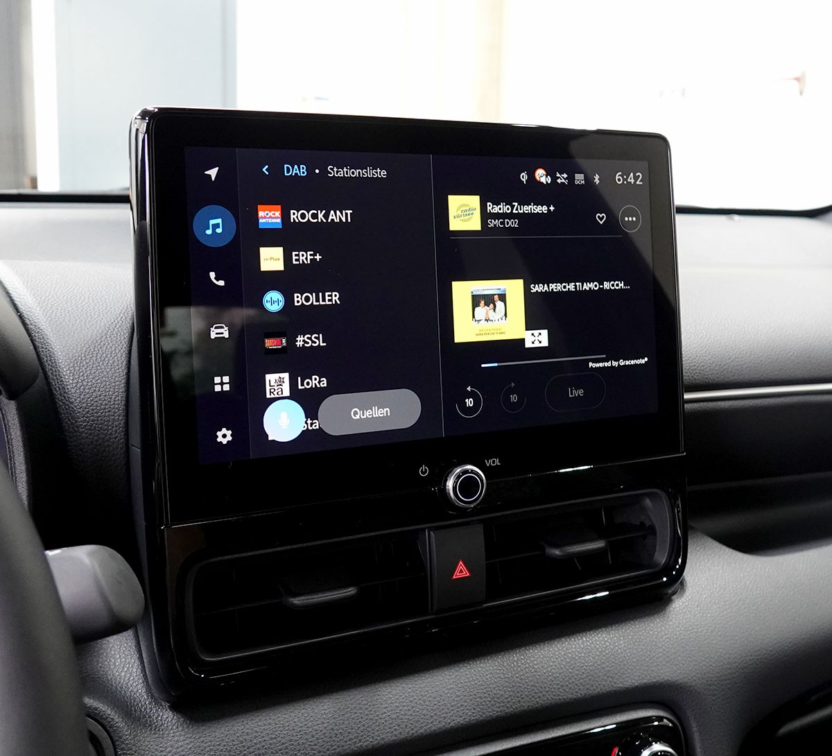 TOYOTA Yaris 1.5 Premium e-CVT, Bitone-image-10
