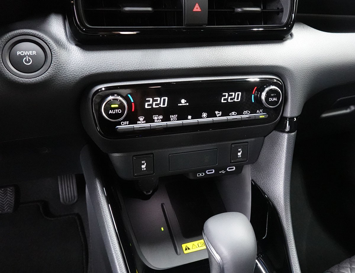 TOYOTA Yaris 1.5 Premium e-CVT, Bitone-image-12