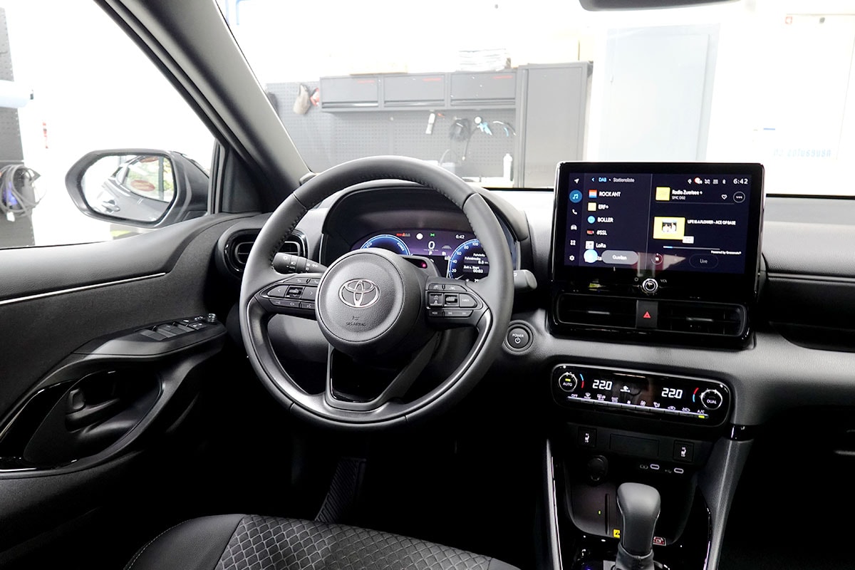 TOYOTA Yaris 1.5 Premium e-CVT, Bitone-image-6