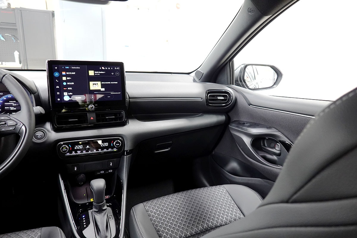 TOYOTA Yaris 1.5 Premium e-CVT, Bitone-image-9