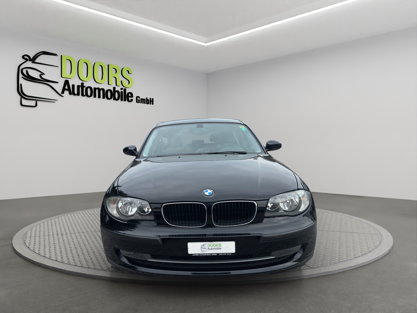 BMW 116i-showroom-element-1