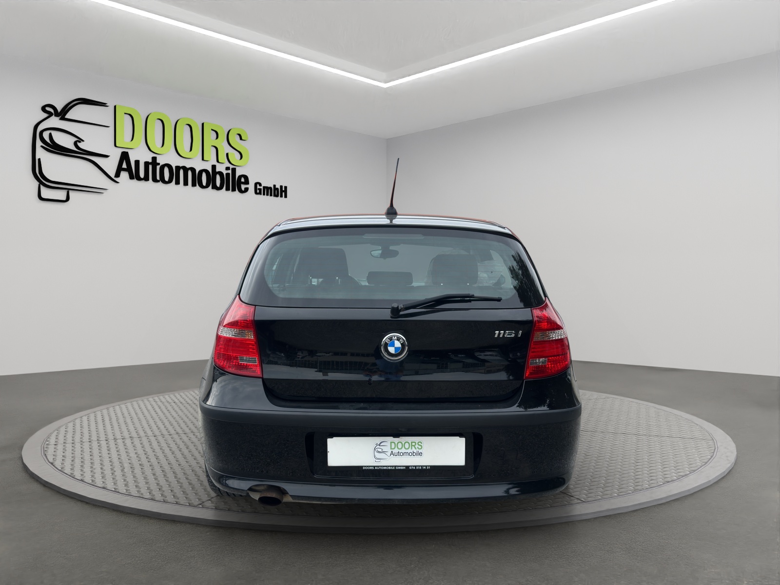 BMW 116i-showroom-element-3