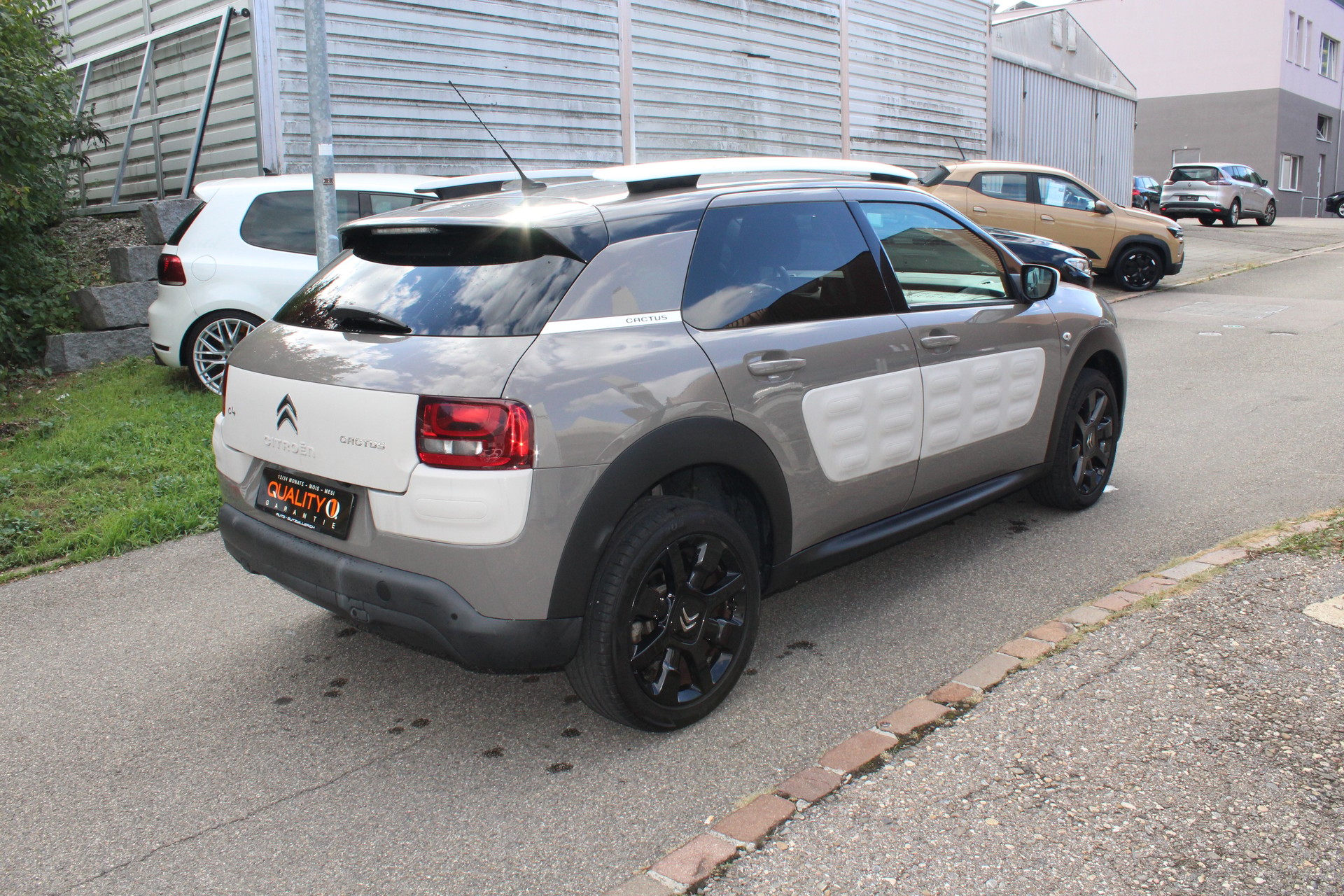 CITROEN C4 Cactus 1.6 BlueHDi Shine-image-2