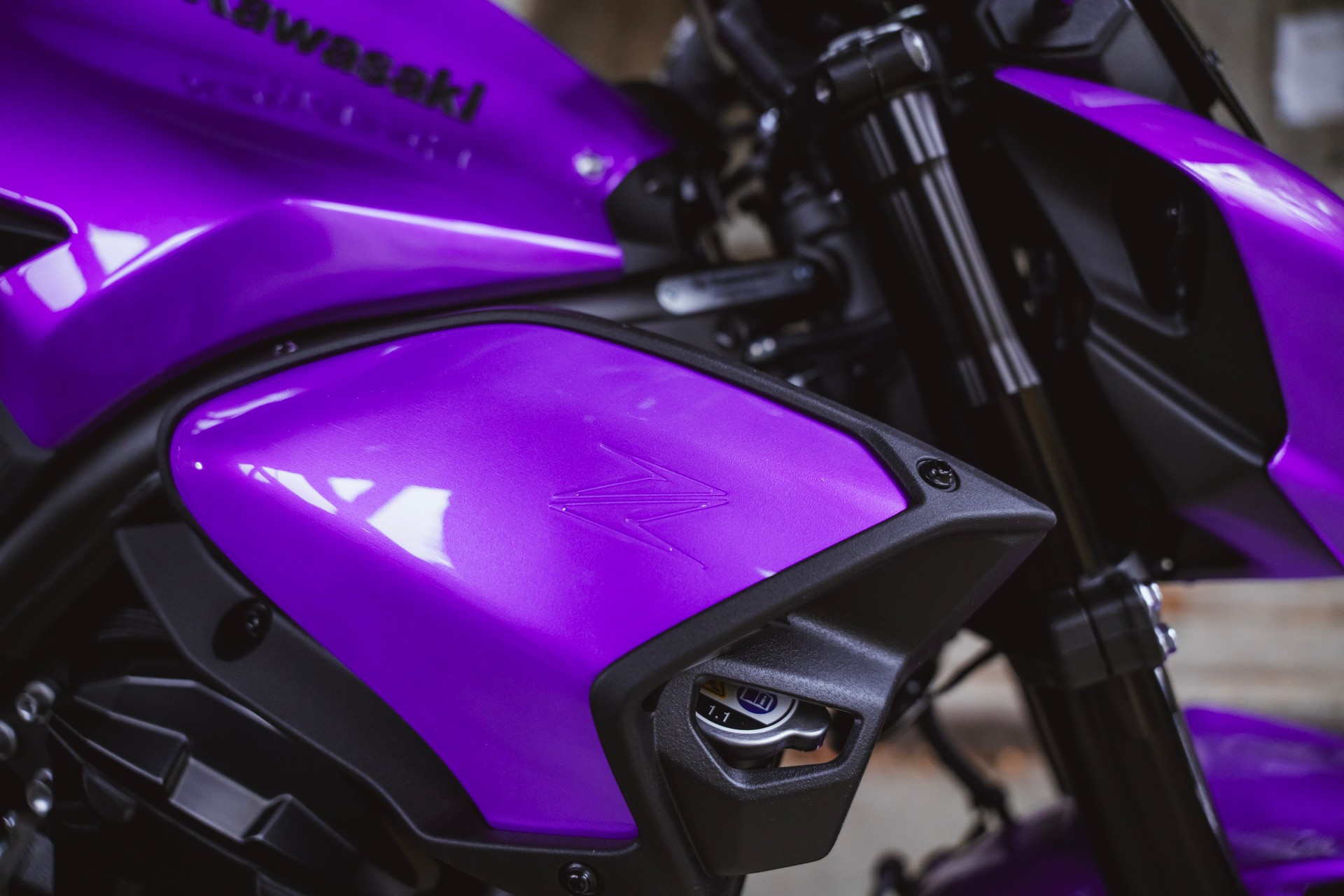KAWASAKI Z 900 (35kW) MY27 - Sonderumbau violett-image-12