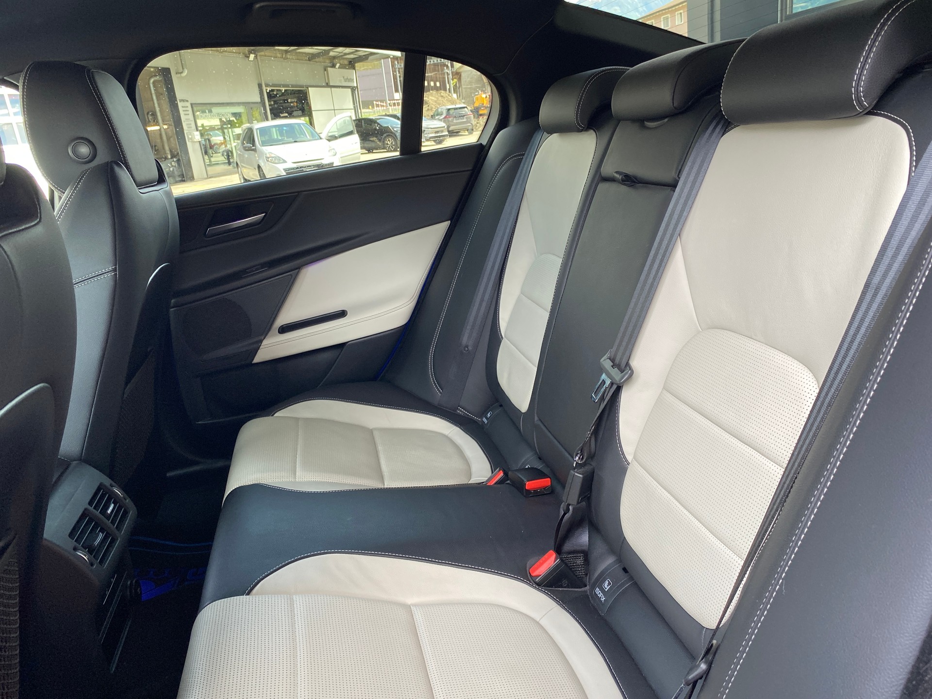 JAGUAR XE 25t 2.0 R-Sport Automatic-image-5