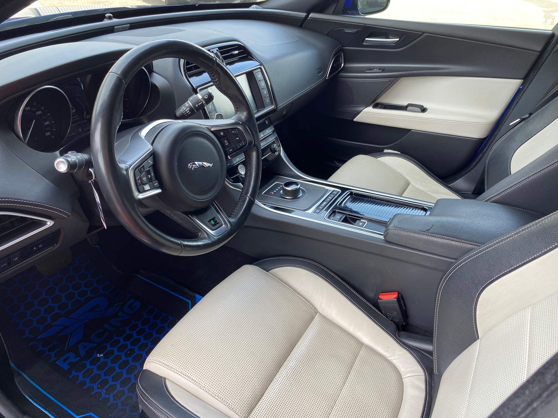 JAGUAR XE 25t 2.0 R-Sport Automatic-image-4