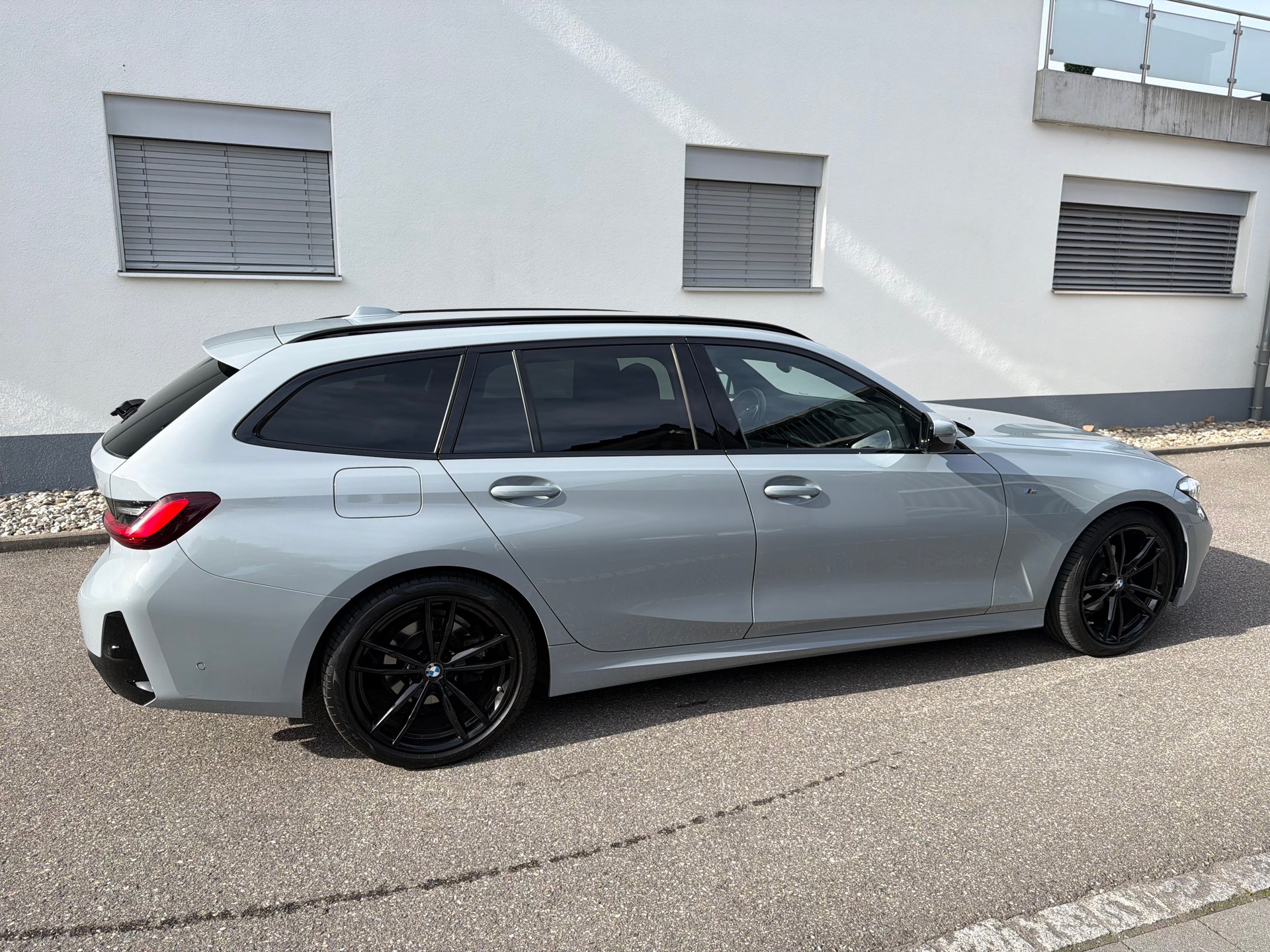 BMW 320d xDrive 48V Touring Steptronic M Sport-image-4