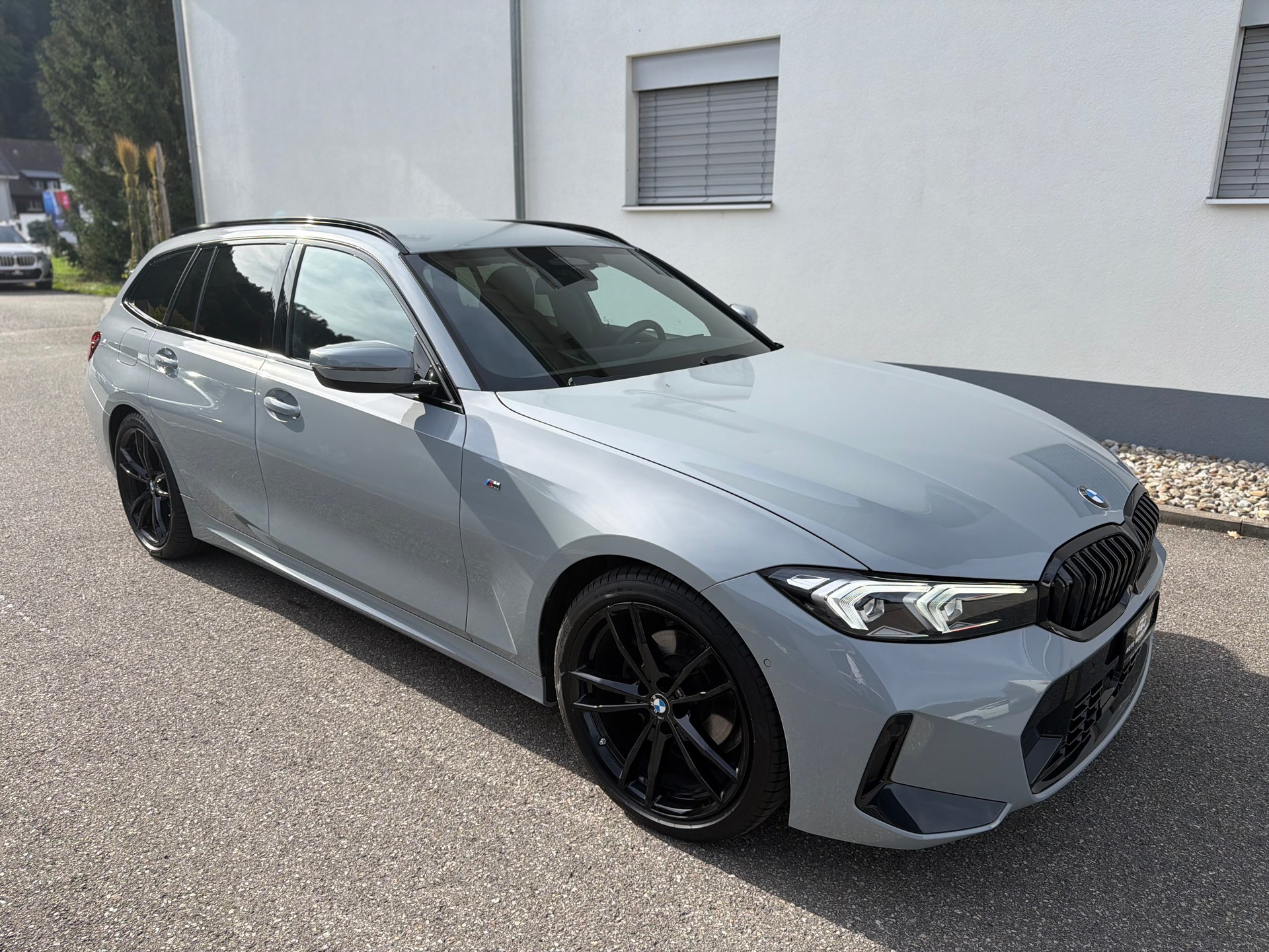 BMW 320d xDrive 48V Touring Steptronic M Sport-image-2