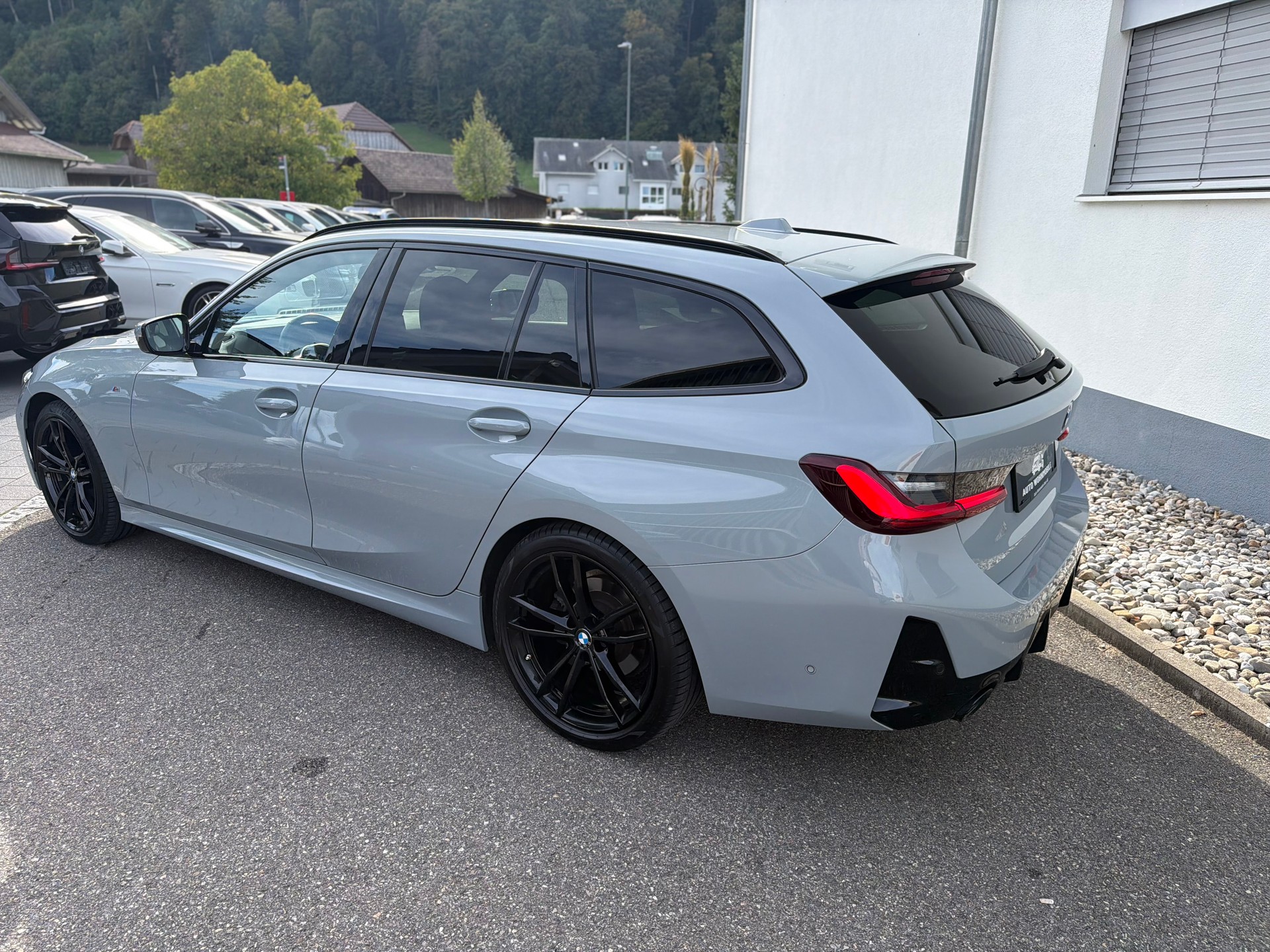 BMW 320d xDrive 48V Touring Steptronic M Sport-image-12
