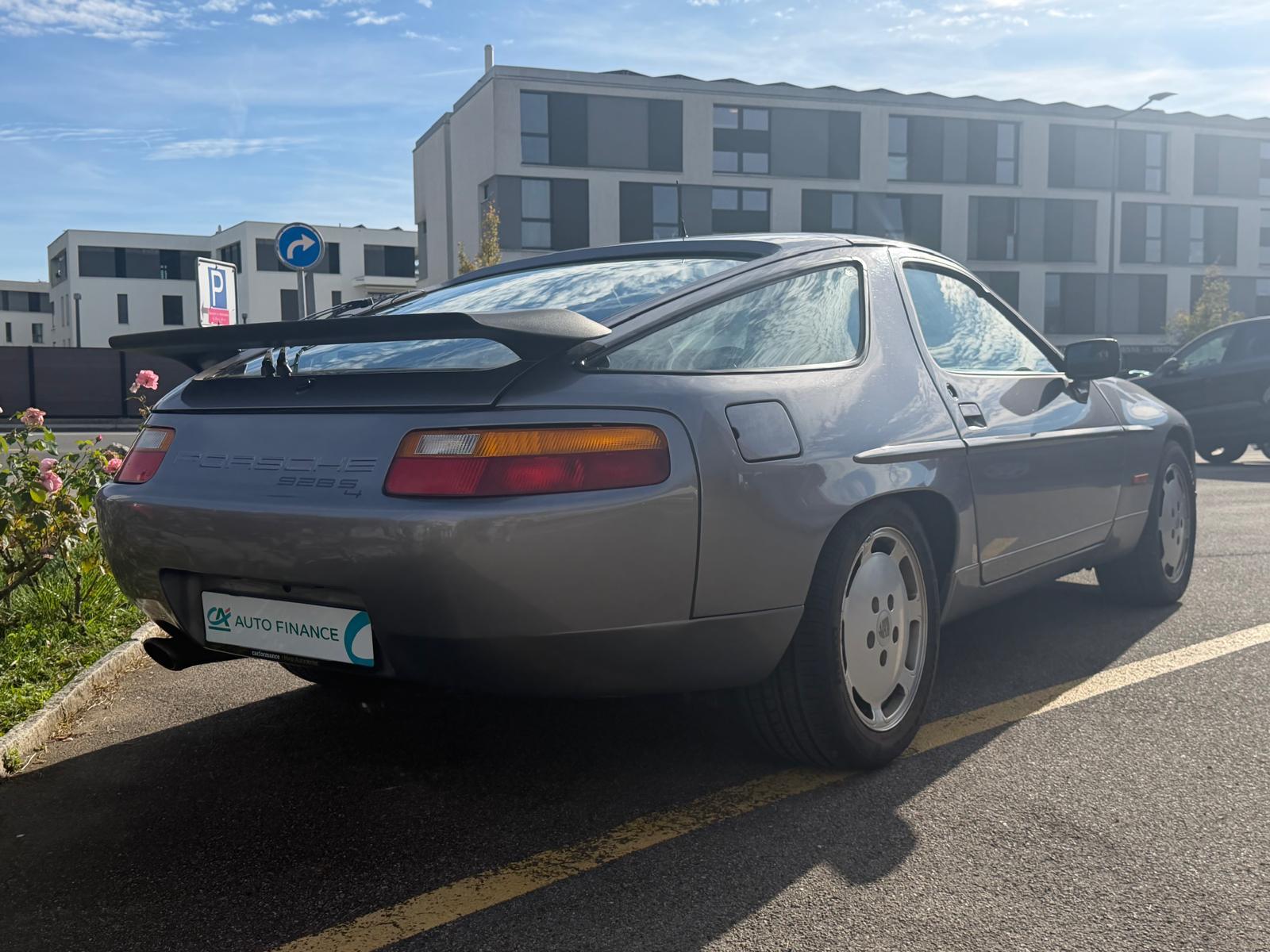 PORSCHE 928 S4-image-4