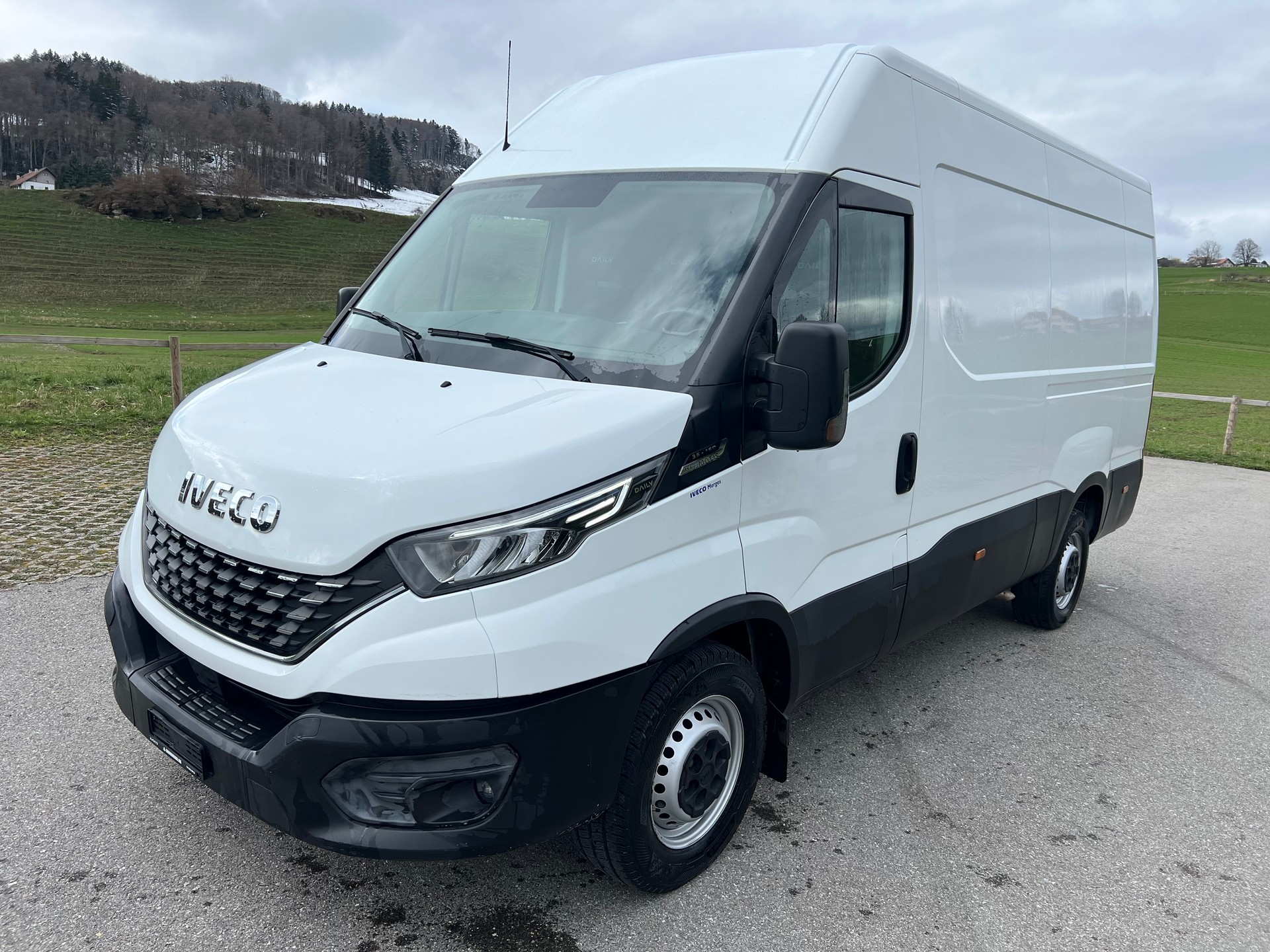 IVECO 35S16HA8V Fourgon 12m3 attelage 3.5t