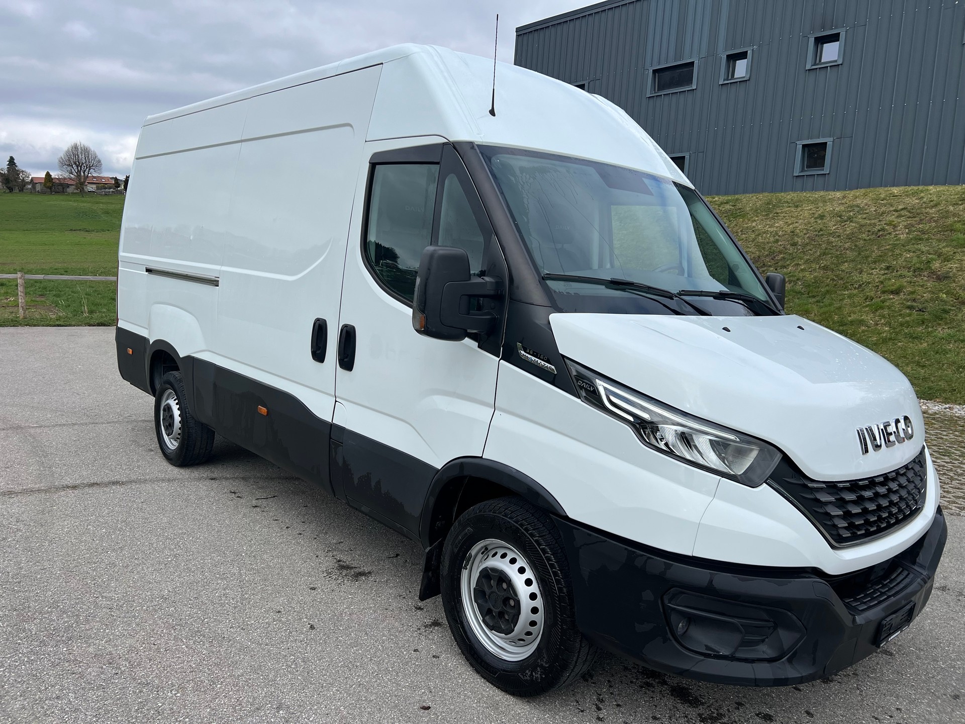 IVECO 35S16HA8V Fourgon 12m3 attelage 3.5t-image-2