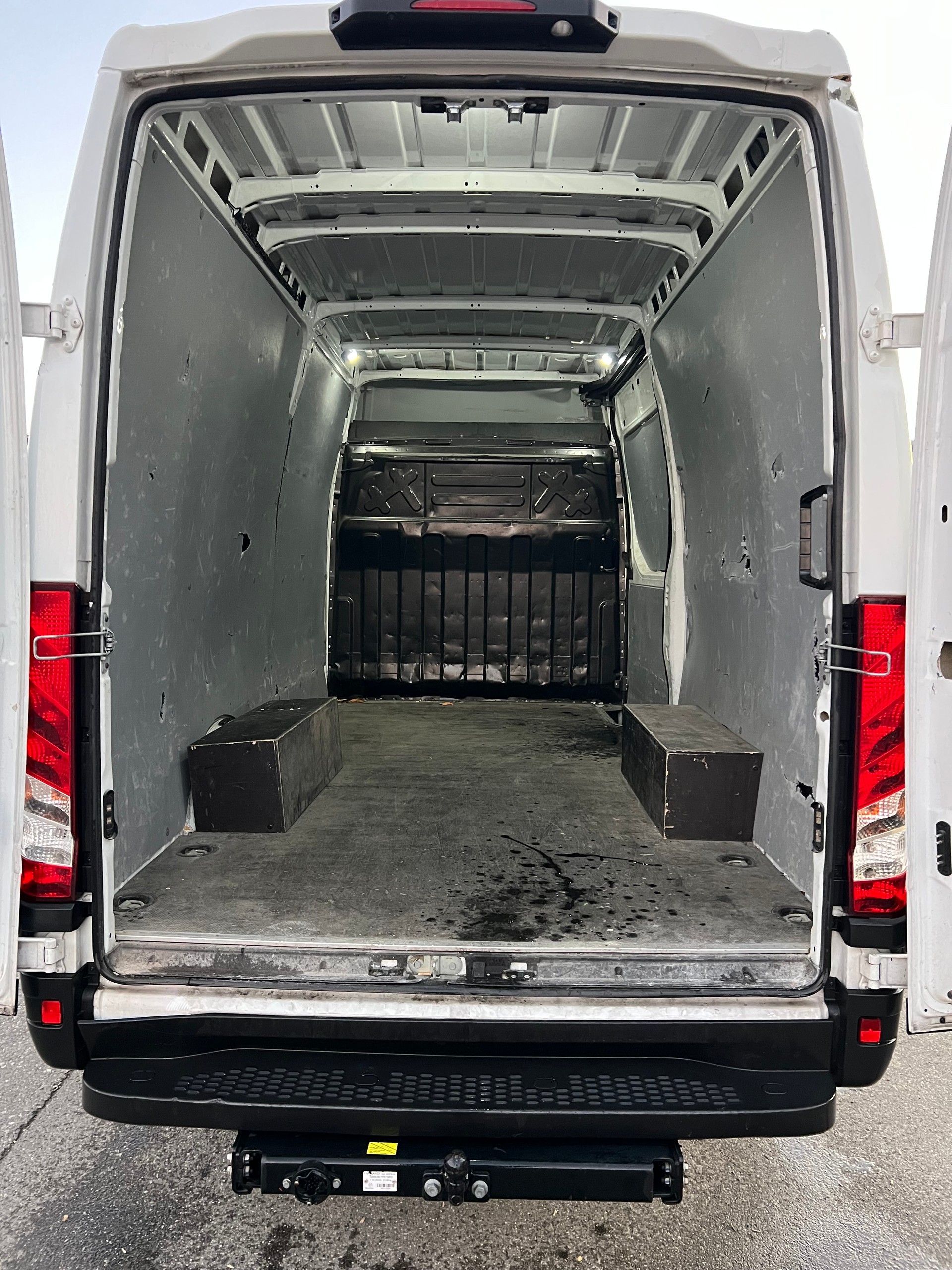 IVECO 35S16HA8V Fourgon 12m3 attelage 3.5t-image-5