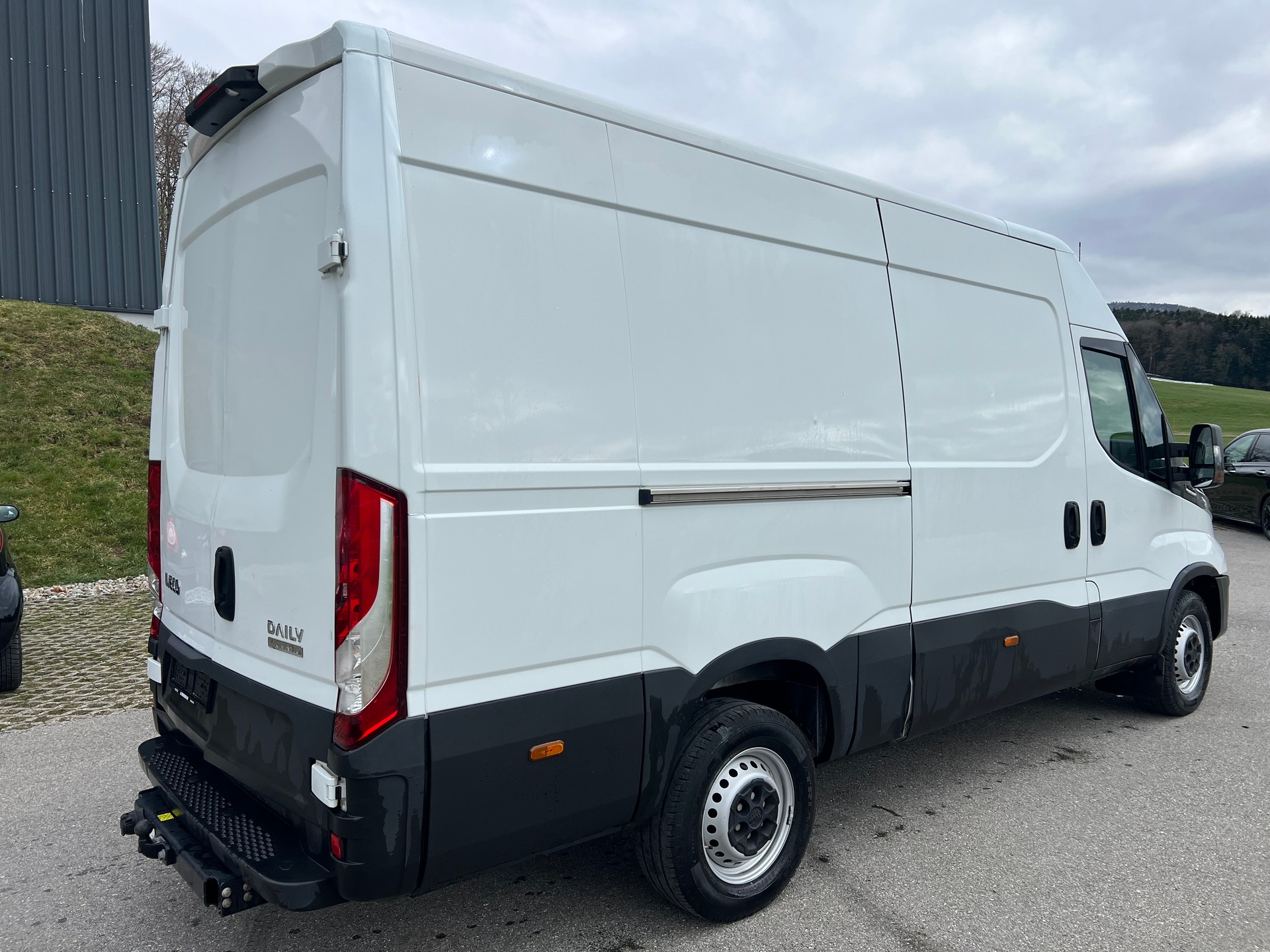 IVECO 35S16HA8V Fourgon 12m3 attelage 3.5t-image-3