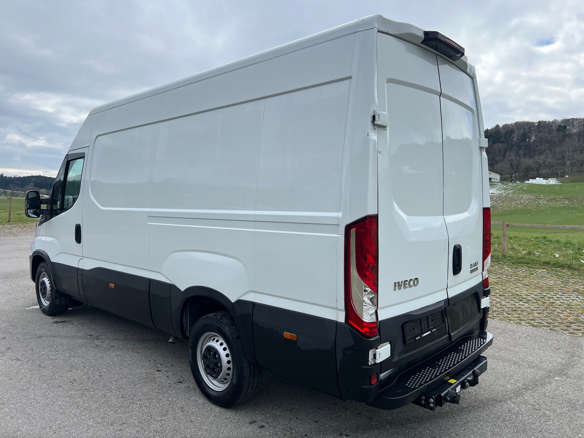 IVECO 35S16HA8V Fourgon 12m3 attelage 3.5t-image-1