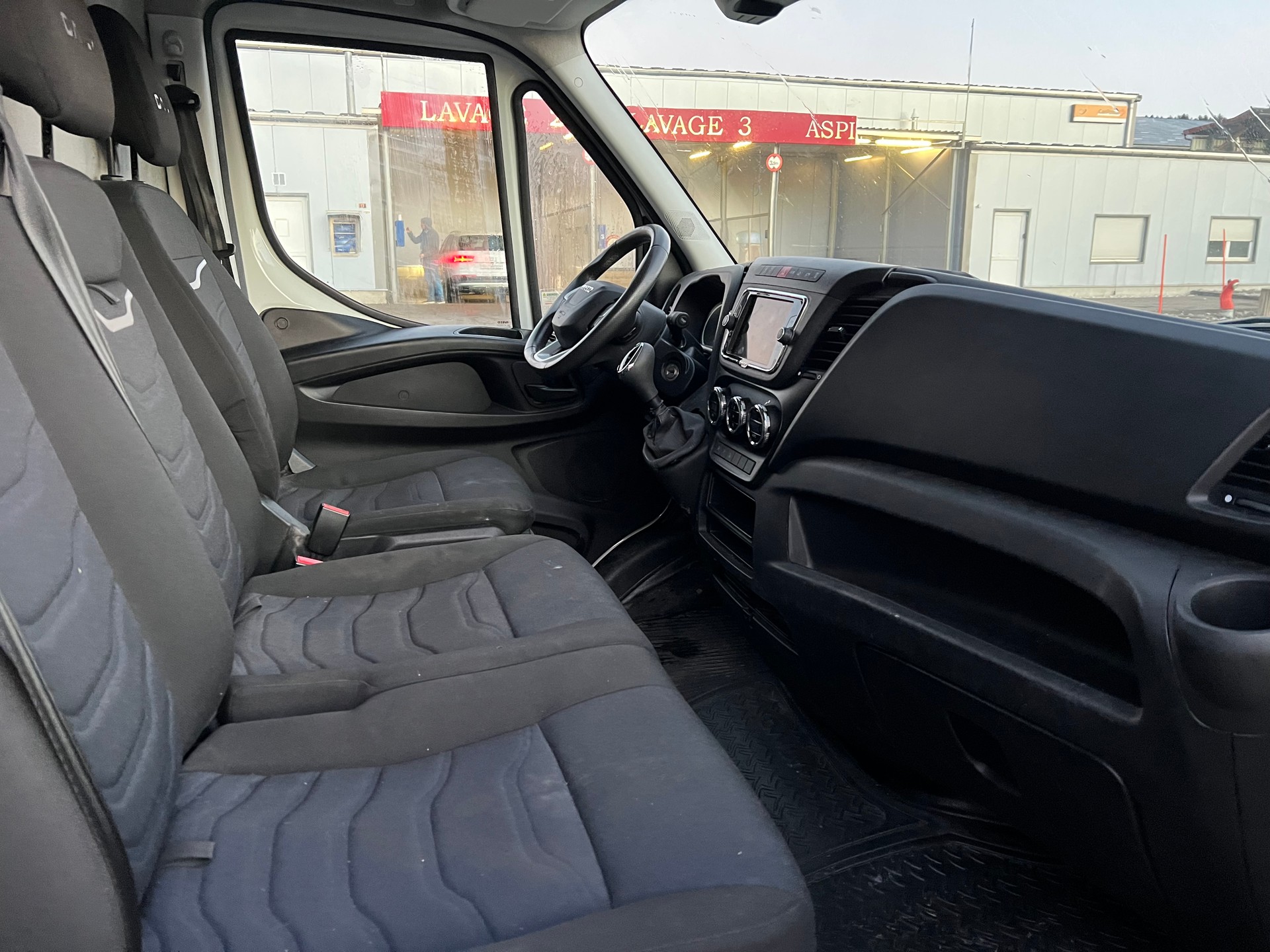 IVECO 35S16HA8V Fourgon 12m3 attelage 3.5t-image-11