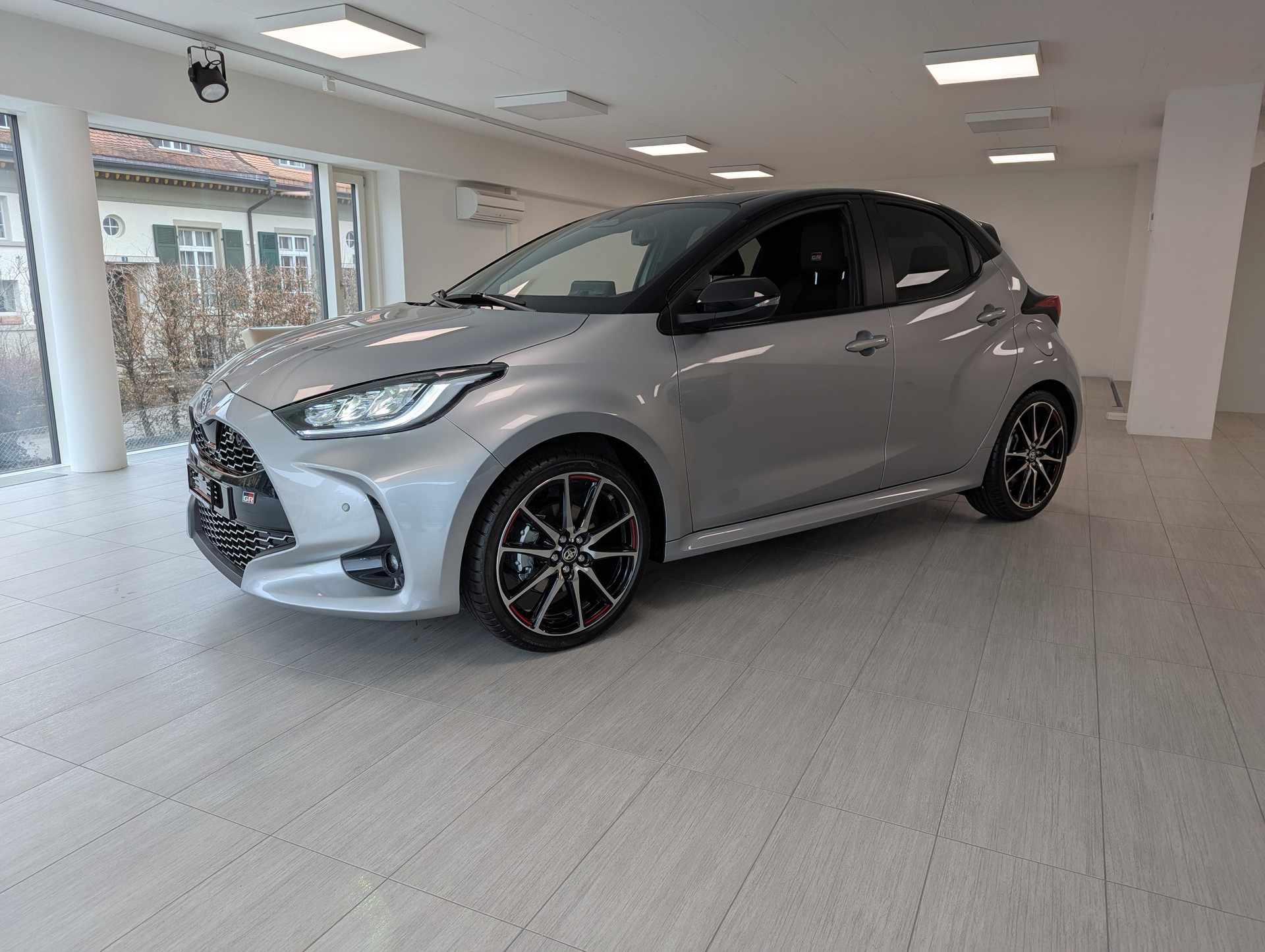 TOYOTA Yaris 1.5 GR Sport e-CVT-image-1