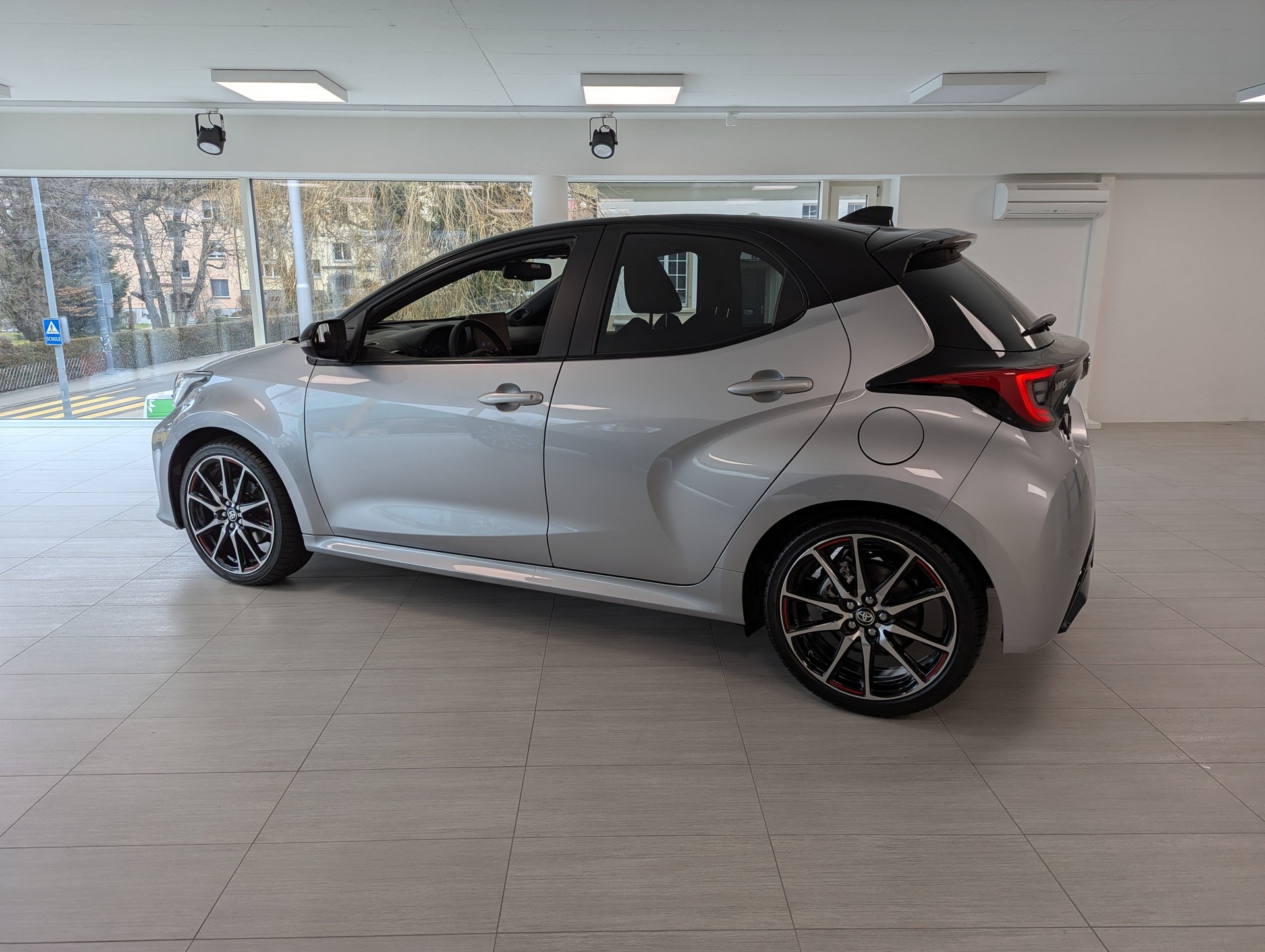 TOYOTA Yaris 1.5 GR Sport e-CVT-image-3