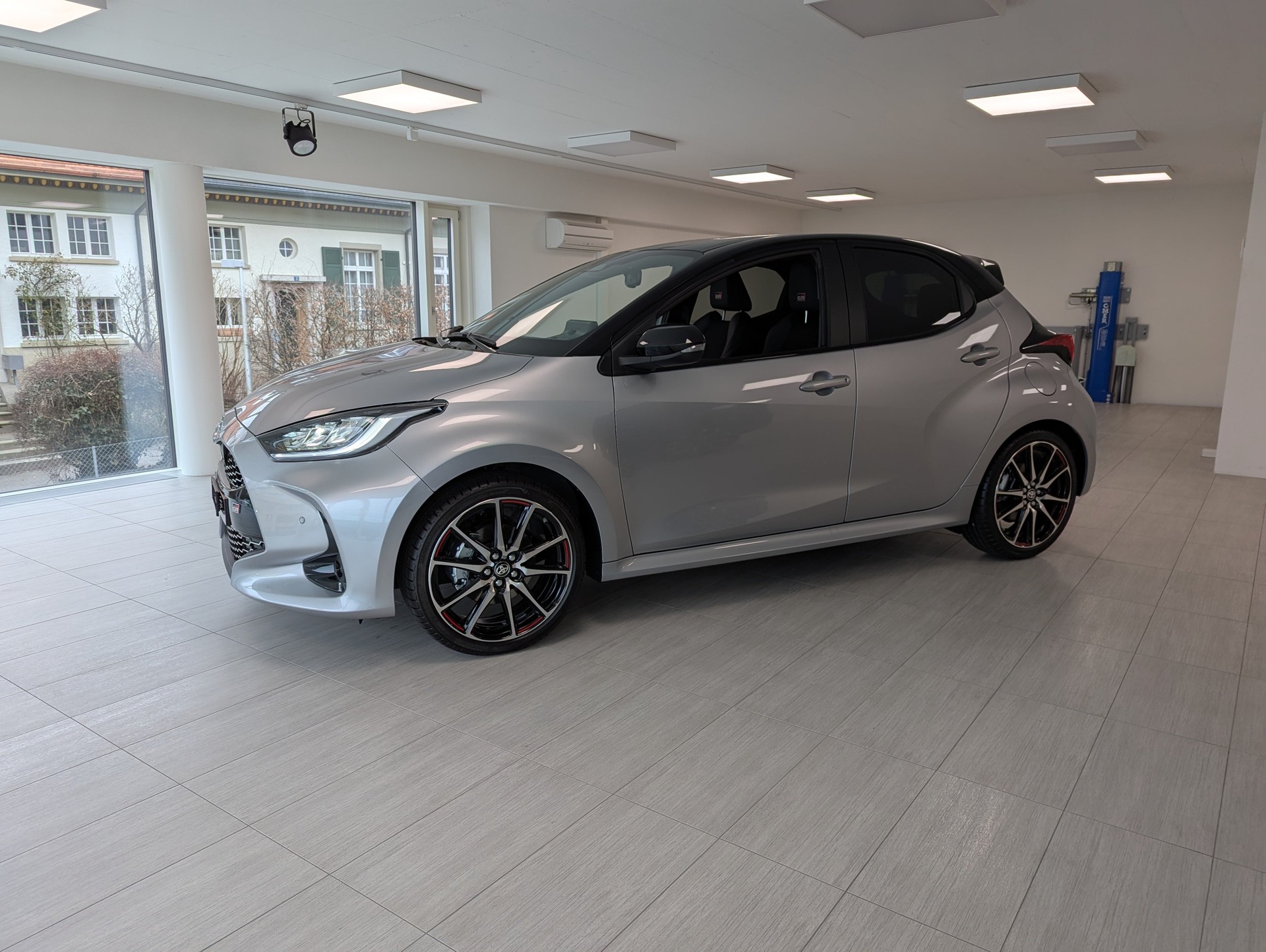 TOYOTA Yaris 1.5 GR Sport e-CVT-image-2