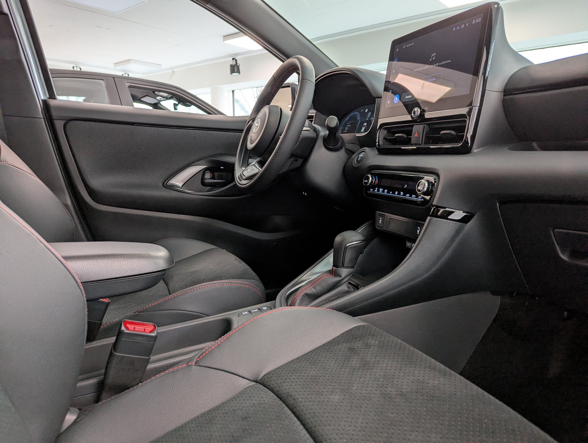 TOYOTA Yaris 1.5 GR Sport e-CVT-image-12