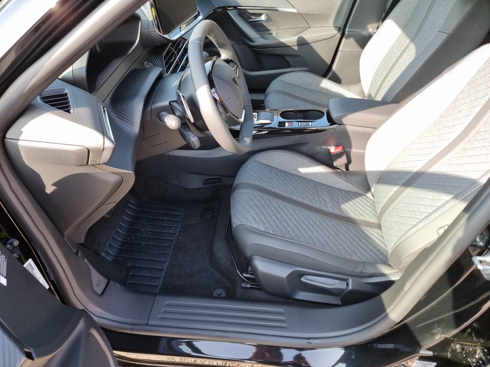 PEUGEOT 2008 1.2 136 MHEV Allure-image-10