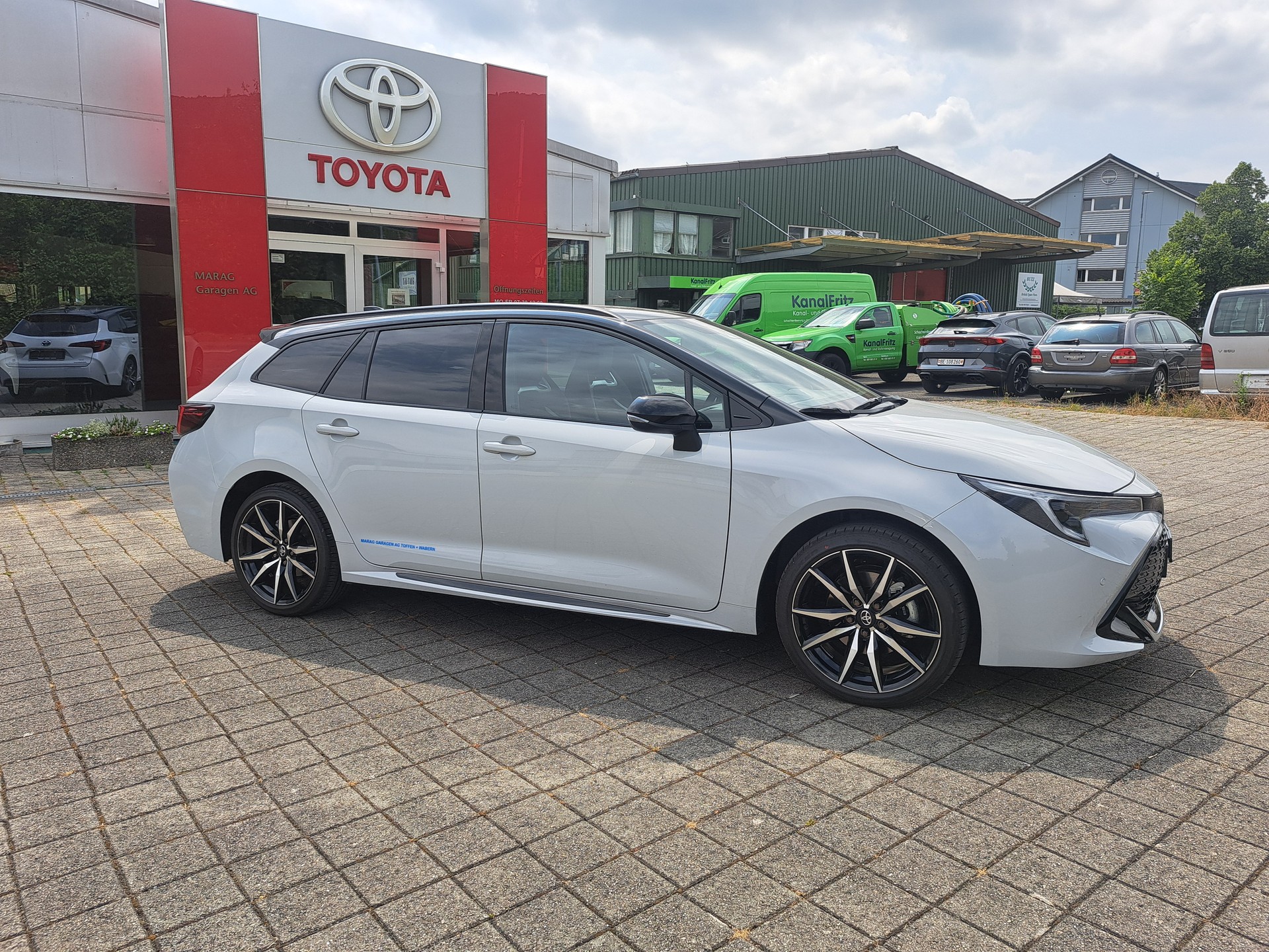 TOYOTA Corolla Touring Sports 2.0 HSD GR Sport e-CVT-image-3