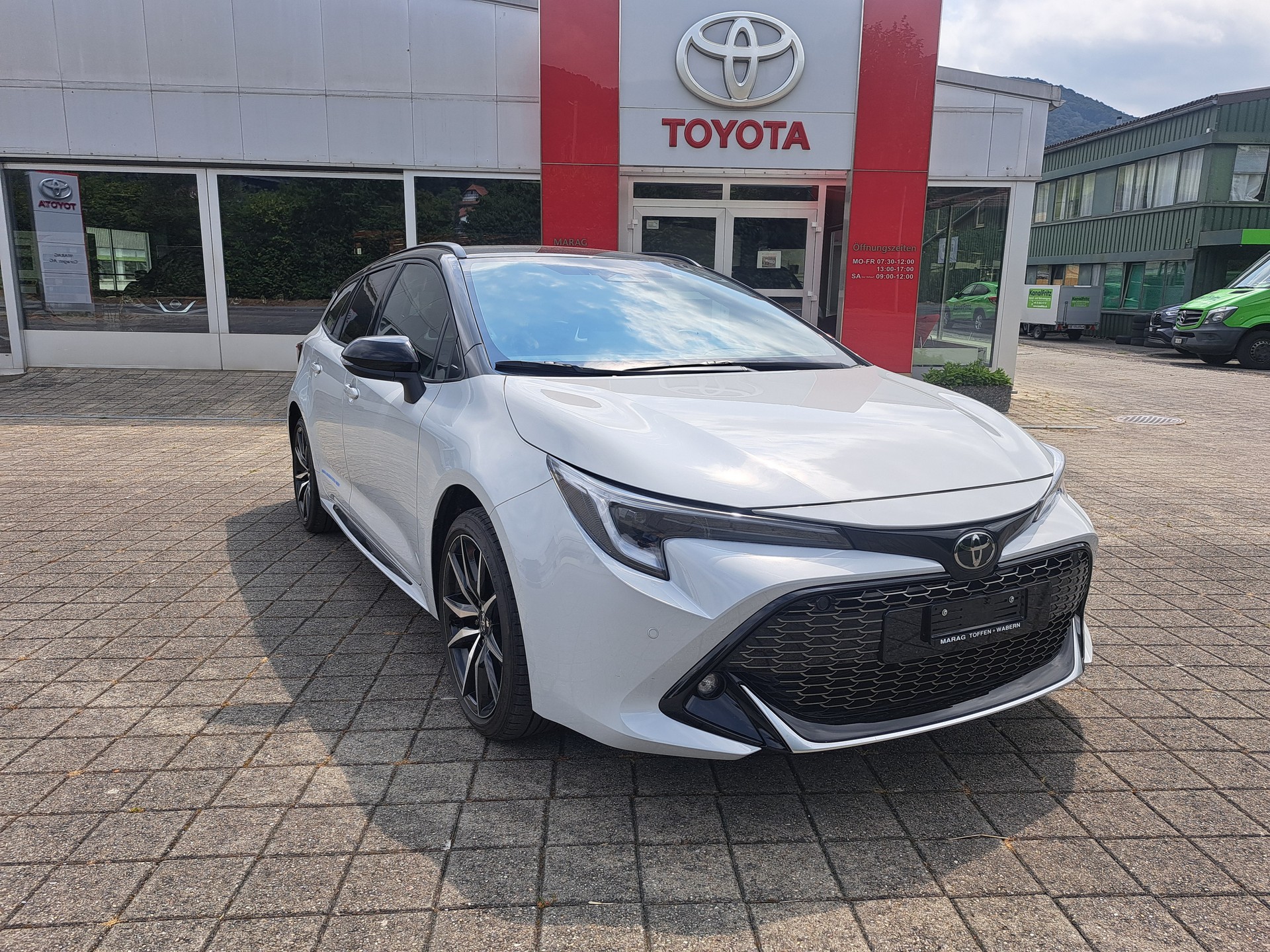 TOYOTA Corolla Touring Sports 2.0 HSD GR Sport e-CVT-image-2