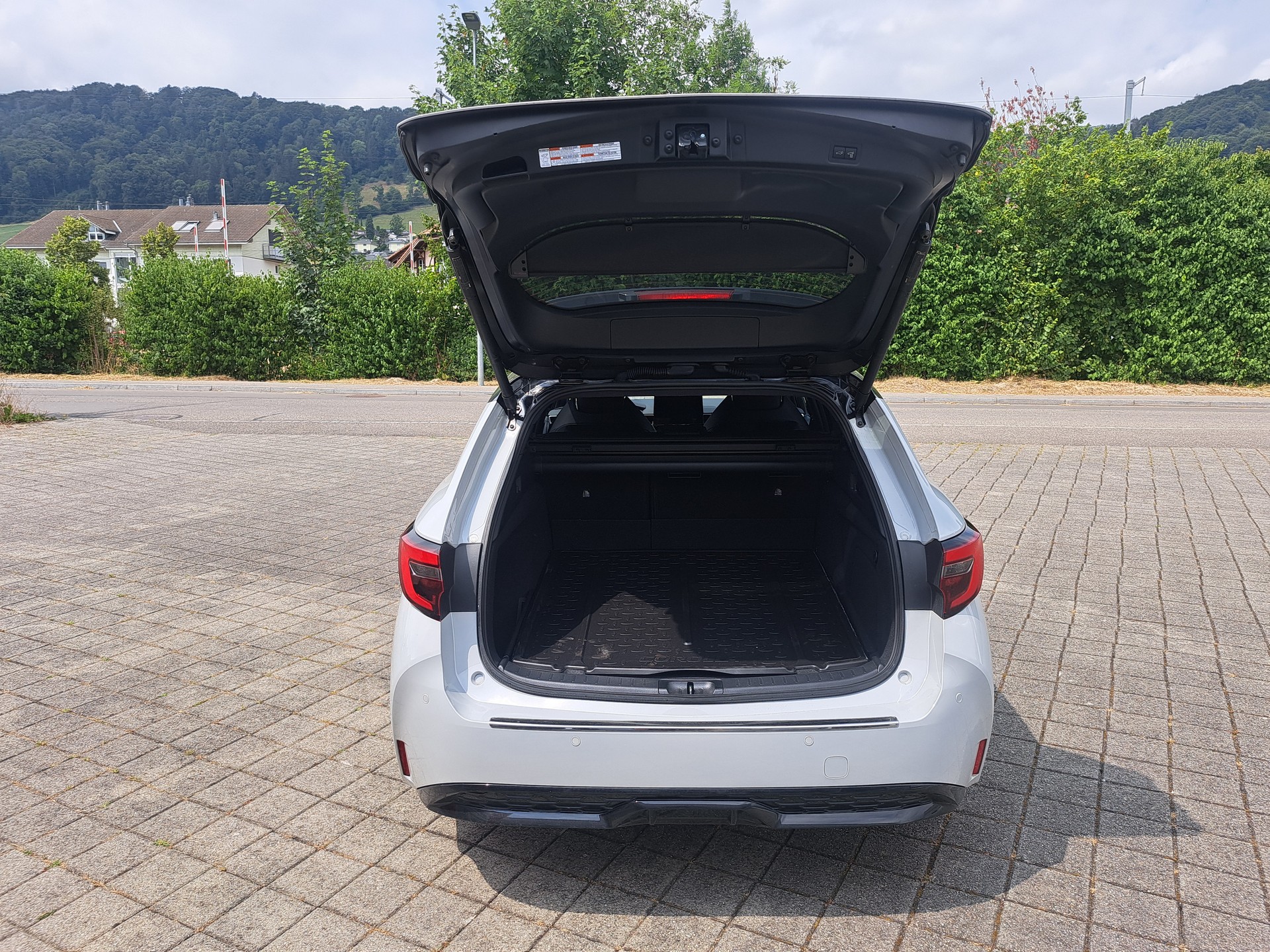 TOYOTA Corolla Touring Sports 2.0 HSD GR Sport e-CVT-image-8