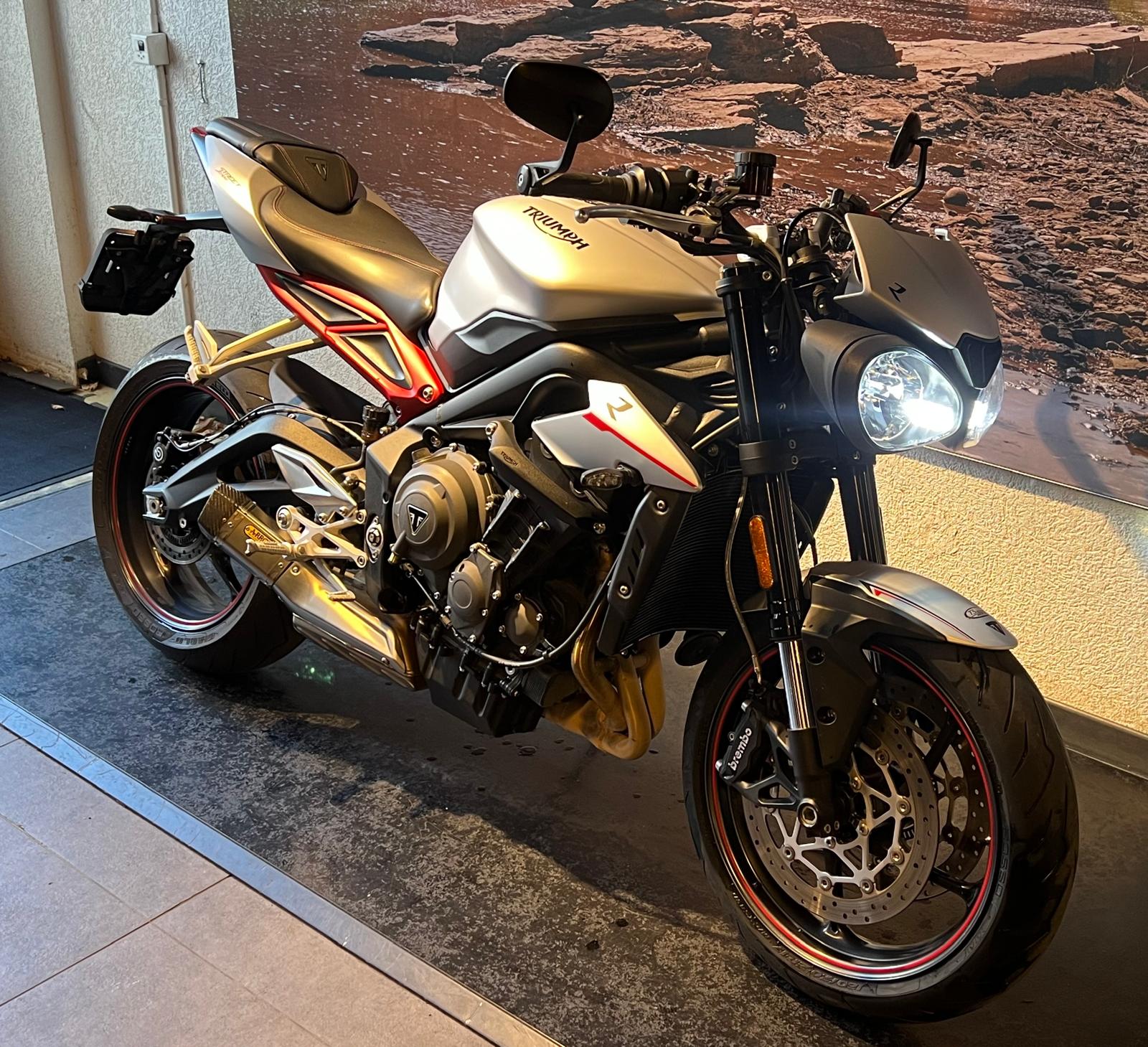 TRIUMPH Street Triple R 765 ABS-showroom-element-1