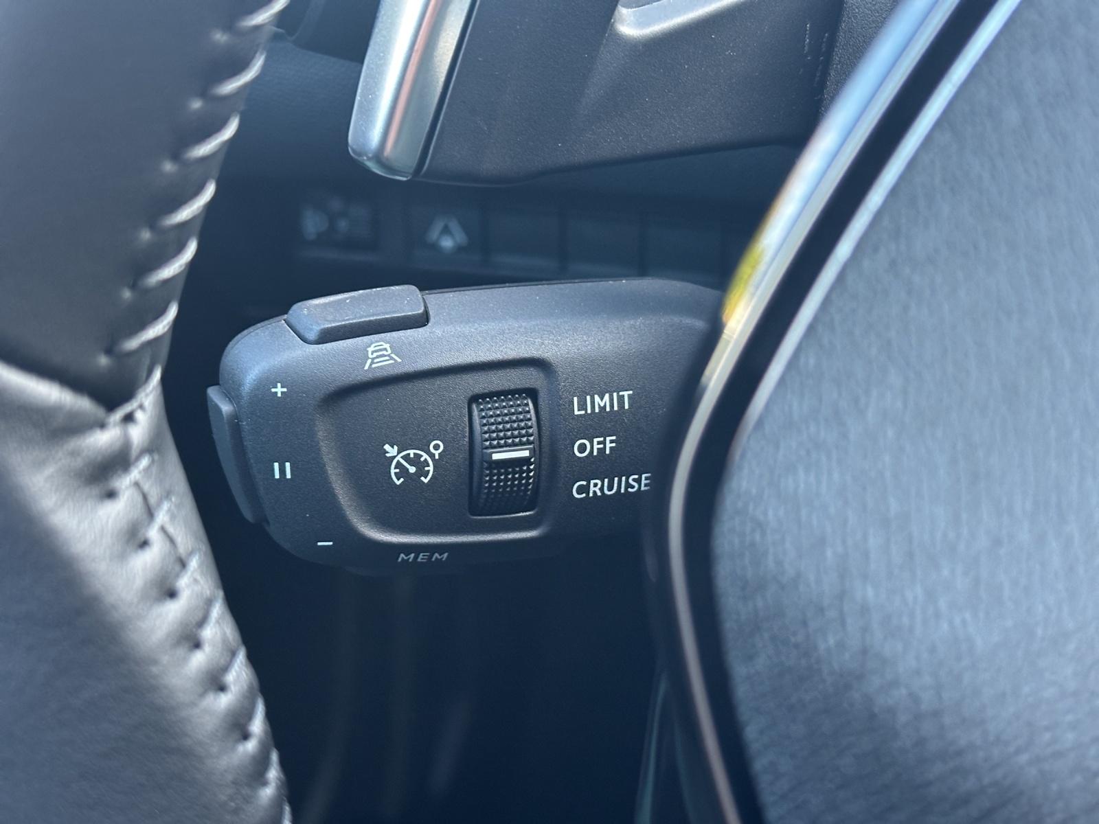 PEUGEOT 2008 1.2 Hybrid 145 Allure Premium-image-17