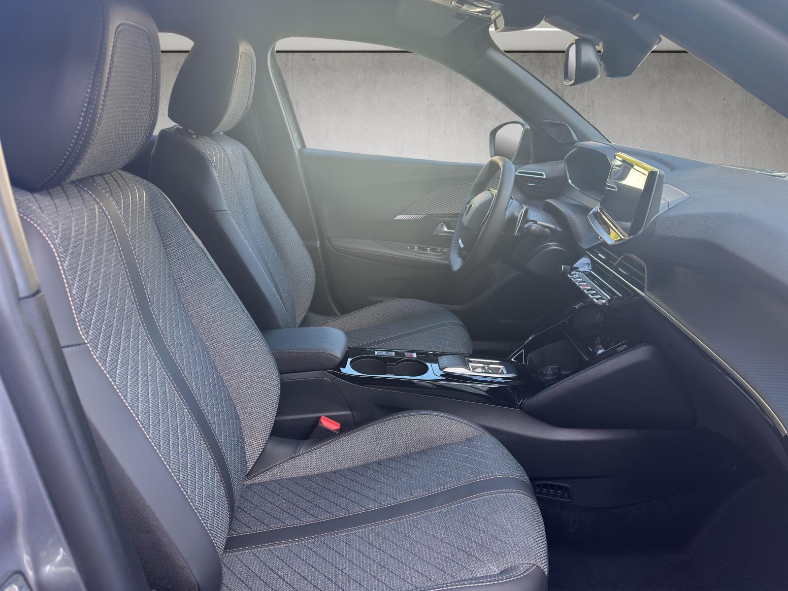 PEUGEOT 2008 1.2 Hybrid 145 Allure Premium-image-14