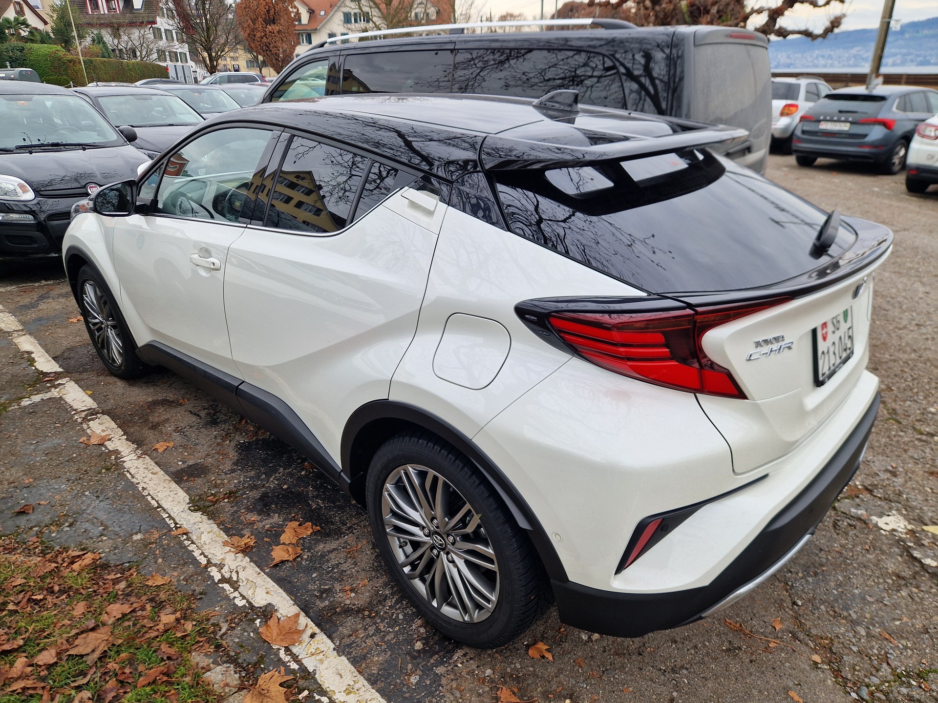 TOYOTA C-HR 2.0 HSD CVT Premium-image-2
